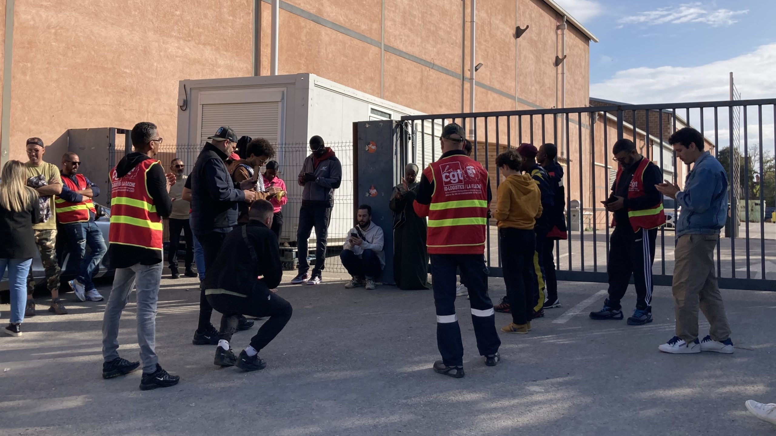 Les salariés grévistes lors de leur piquet de grève, le 9 novembre 2024. (Photo : CM)