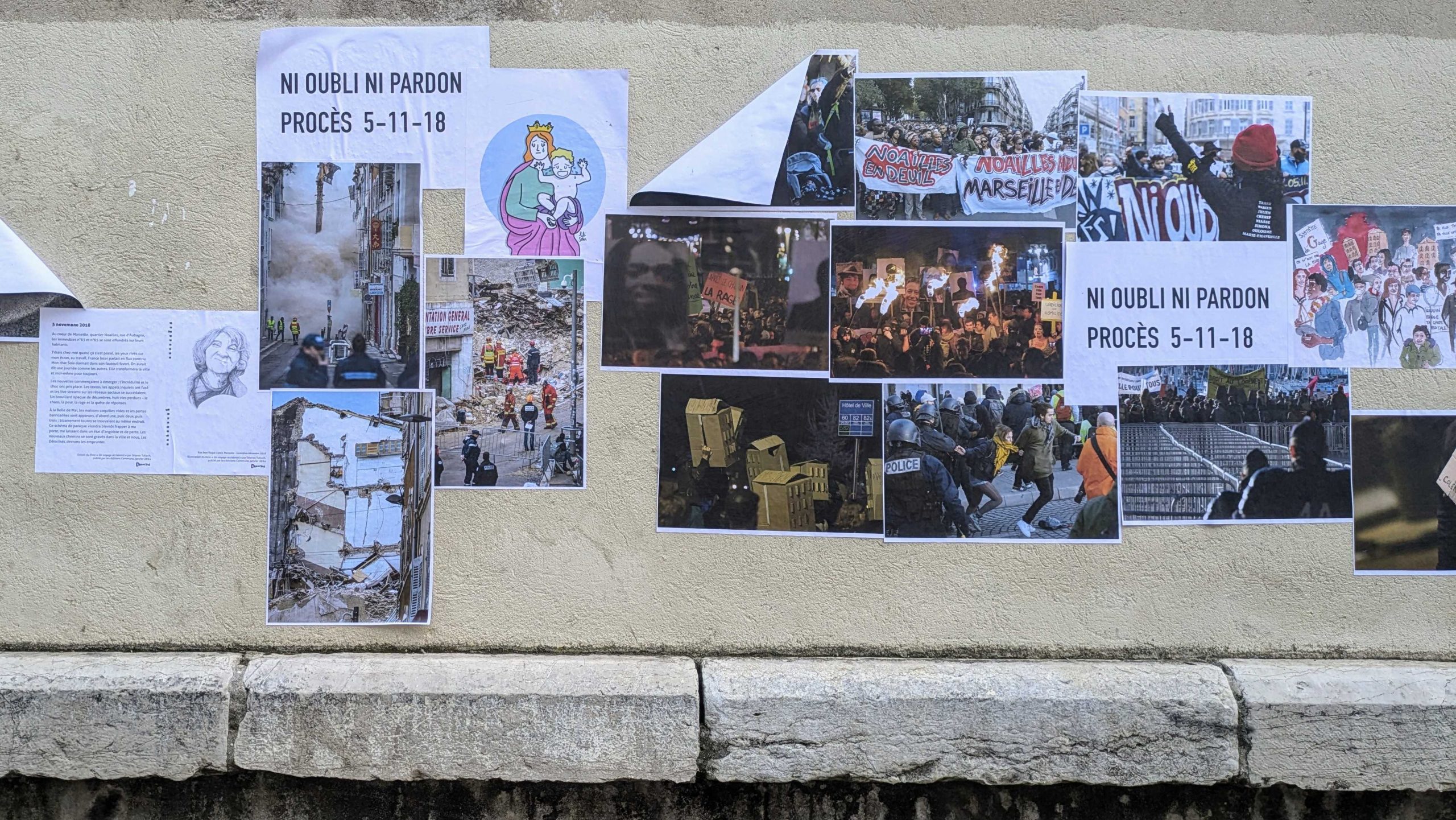 Hommage aux victimes devant la salle des procès hors norme. (Photo : CMB)