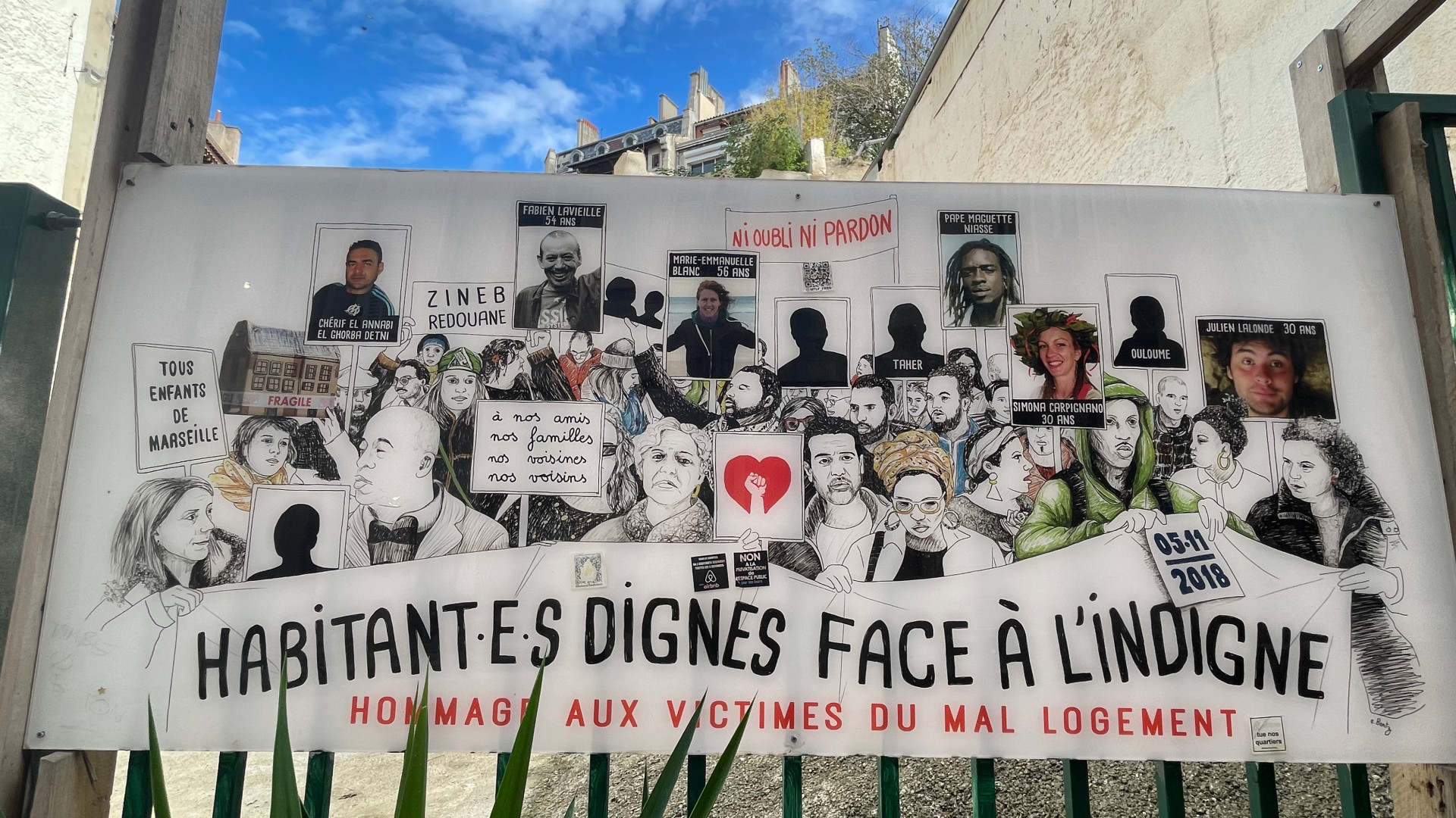 Hommage aux huit victimes du 5 novembre 2018, devant la dent creuse de la rue d