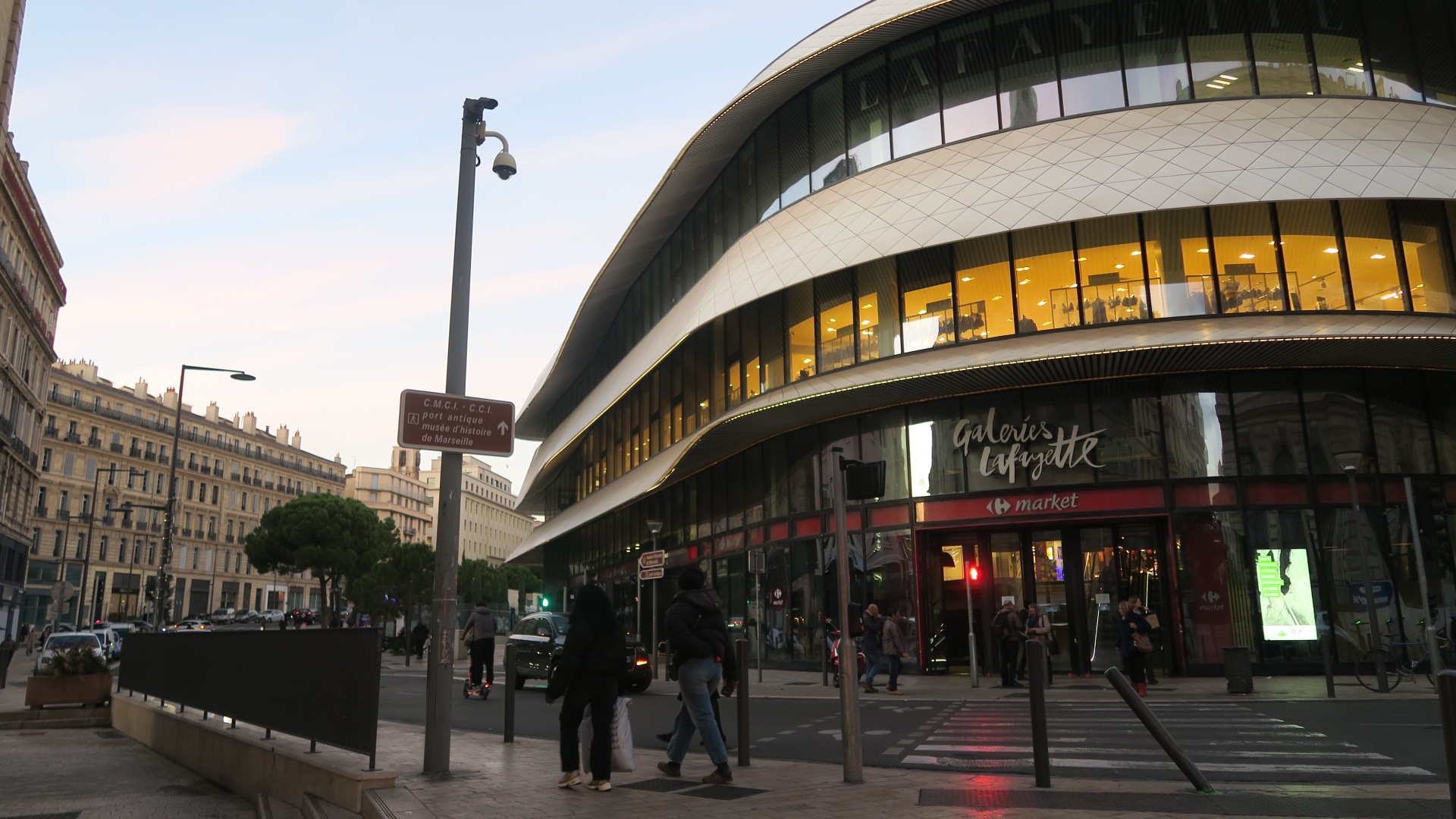 Côté Vieux-Port, les galeries Lafayette ont été le centre du projet de rénovation du Centre Bourse (Photo : Isis Marvyle)