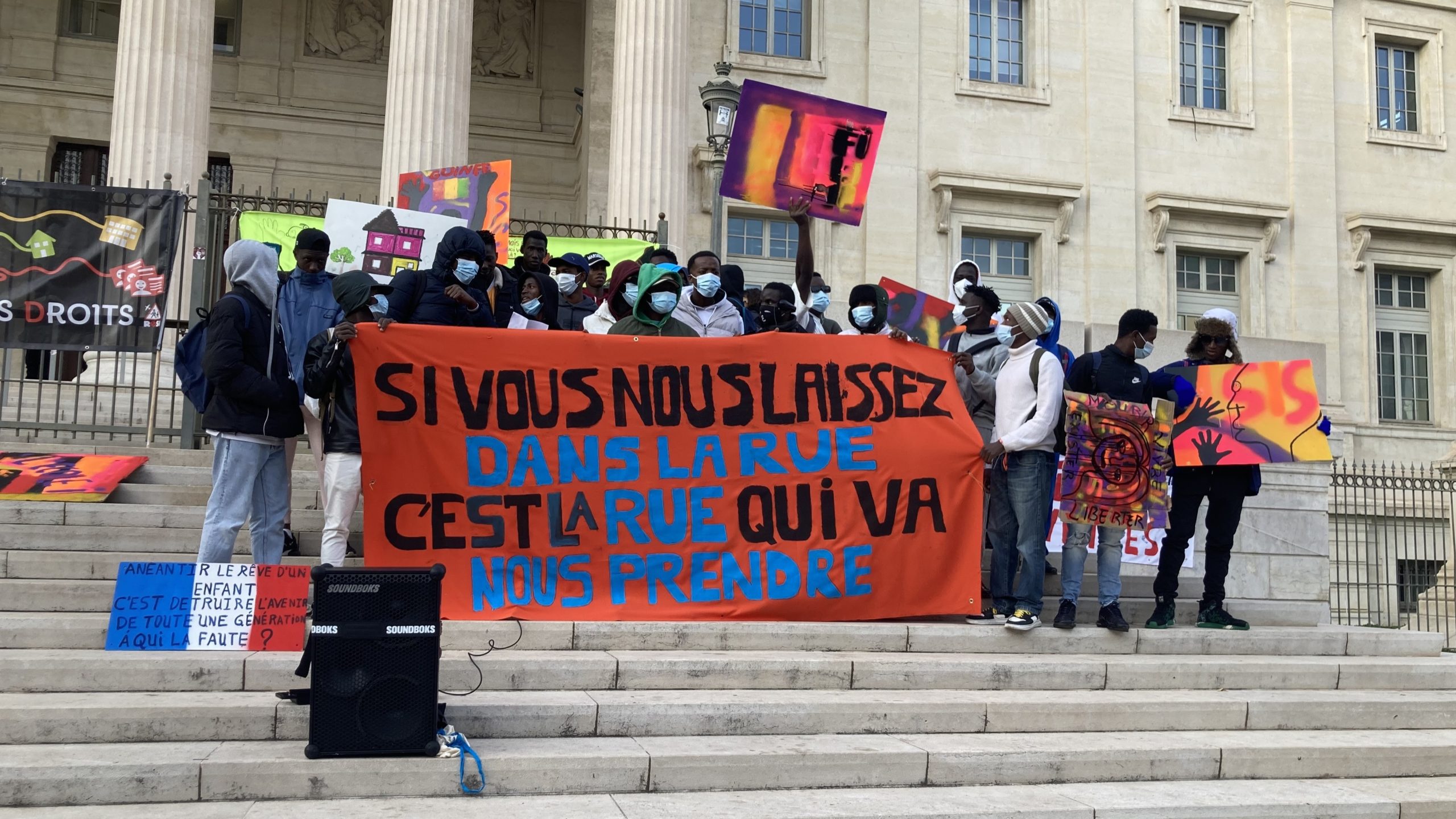 Les jeunes regroupés lors de la Journée internationale des droits de l
