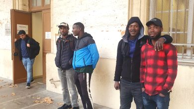 Les locataires du 16 rue des feuillants, à leur sortie de l'audience. (Photo : Myriam Léon)