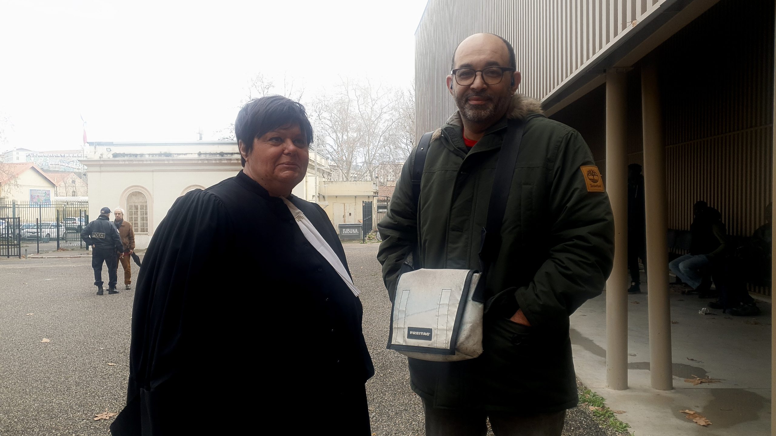 Majid B. et son avocate devant la salle d