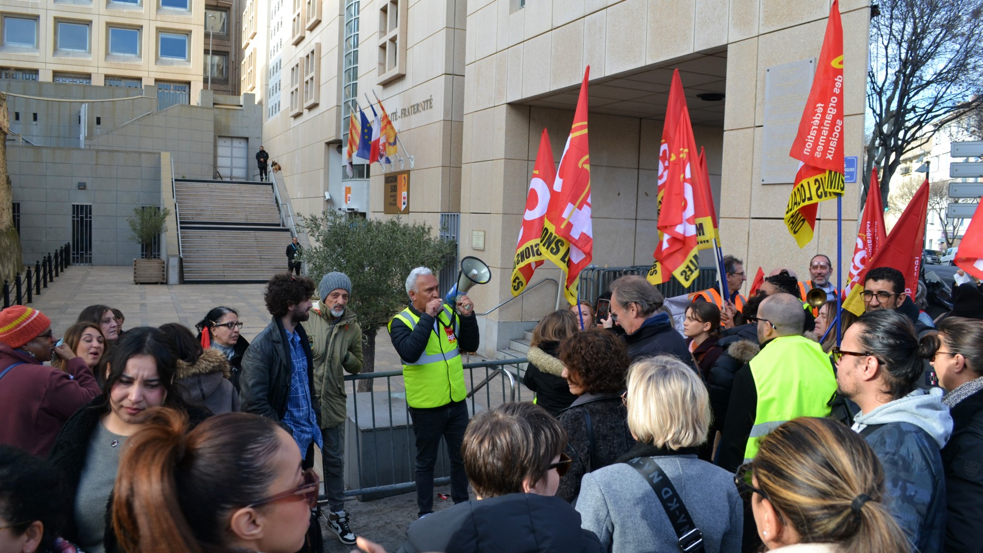 Les conseillers des missions locales manifestent devant le conseil régional ce jeudi 9 janvier. (Photo : ML)