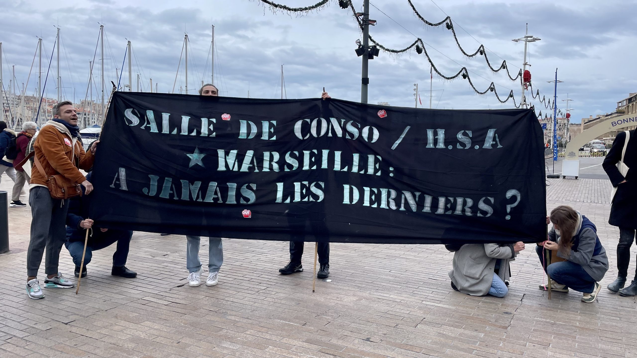 Manifestation pour une halte soins addictions, en marge des vœux du maire, le 11 janvier 2025 sur le Vieux-Port de Marseille. (Photo : C.By.)