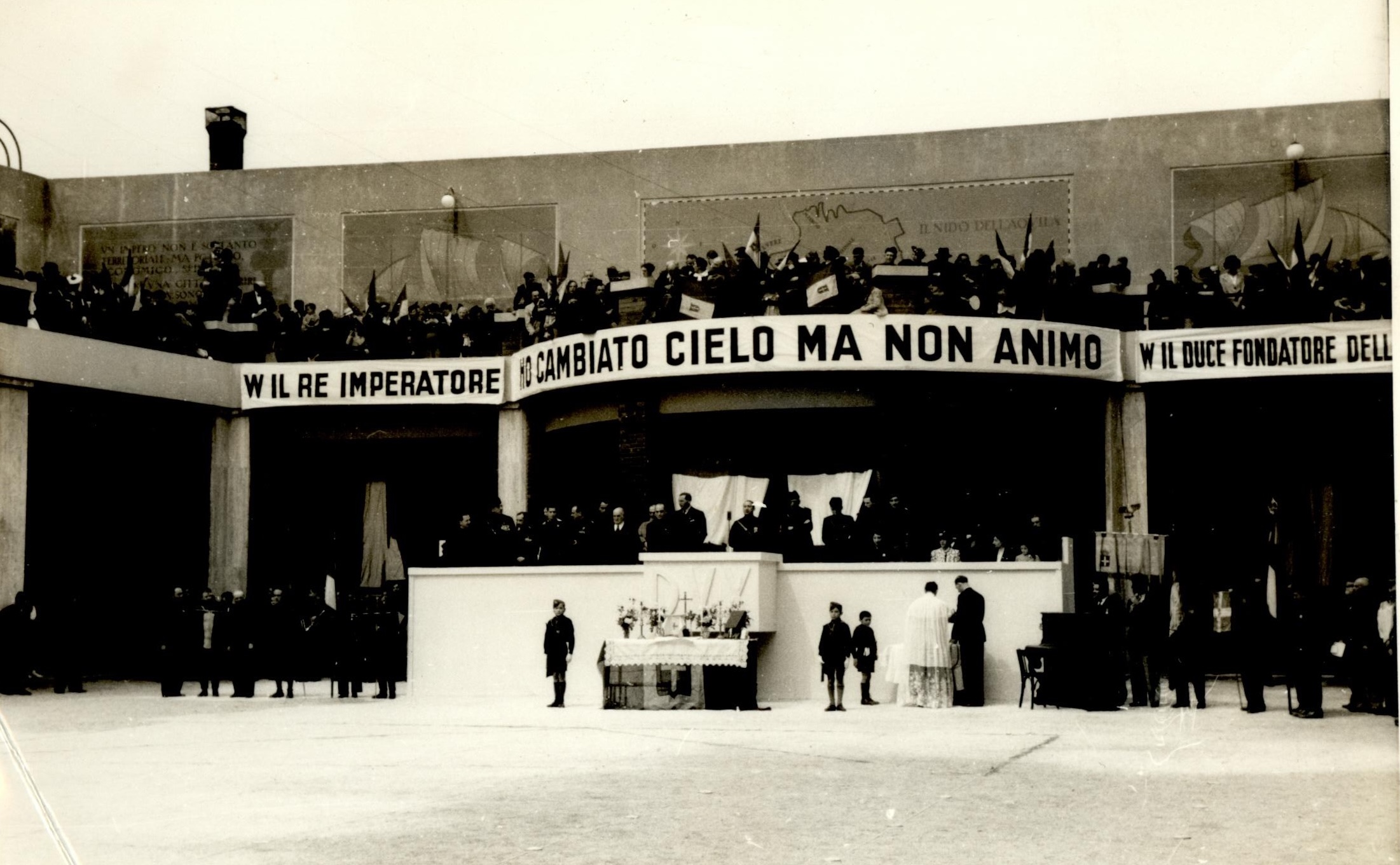 Cérémonie dans la cour de la Casa d’Italia, 22 mai 1938, (© Archivio storico diplomatico, Rome)