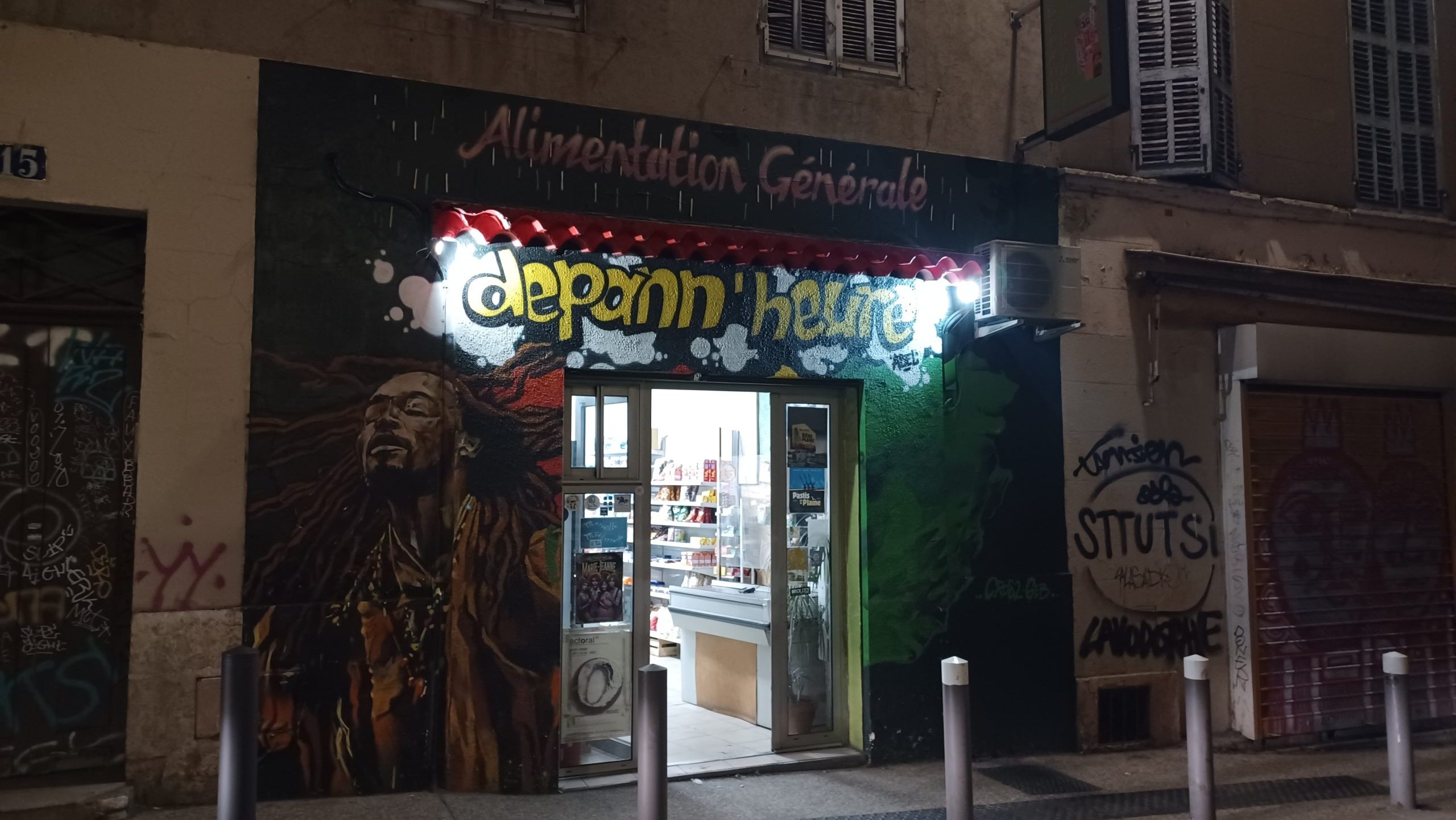 Une épicerie de nuit rue Saint-Pierre. (Photo : CC)