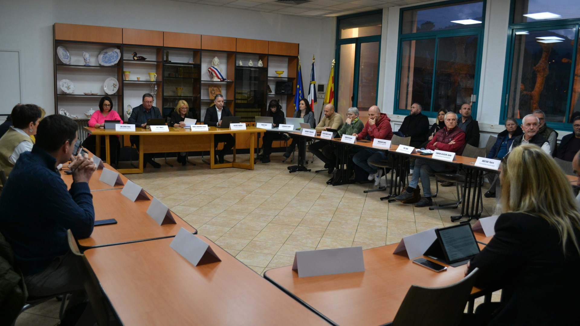 À La Penne-sur-Huveaune, conseil municipal sans le maire, soupçonné de violences conjugales