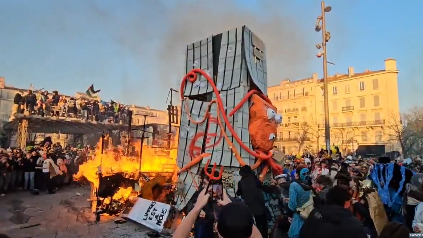 La tour de la CMA CGM brûlée lors du carnaval de la Plaine. (Photo : DR)