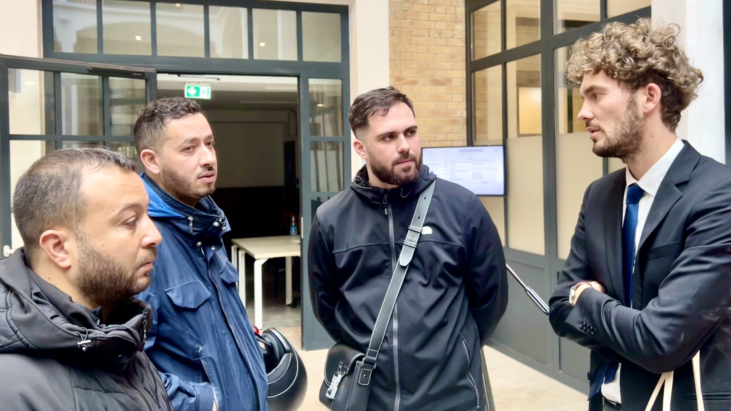 Des épiciers de nuit aux côtés de leur avocat, Simon Bechelen, au tribunal administratif de Marseille. (Photo : CMB)