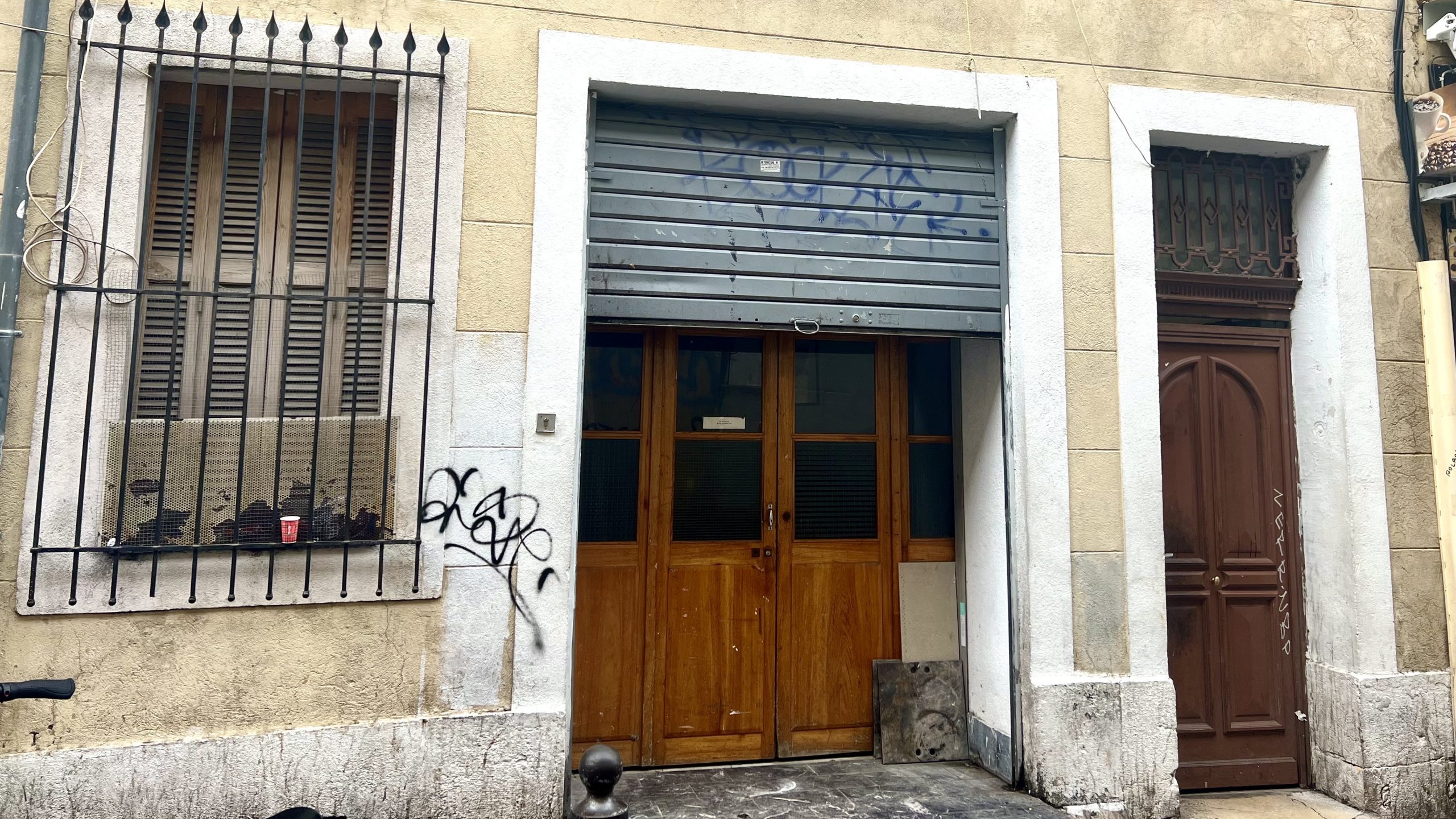 Le local des époux Zennou au 20, rue du Marché-des-Capucins à Noailles. (Photo : CMB)