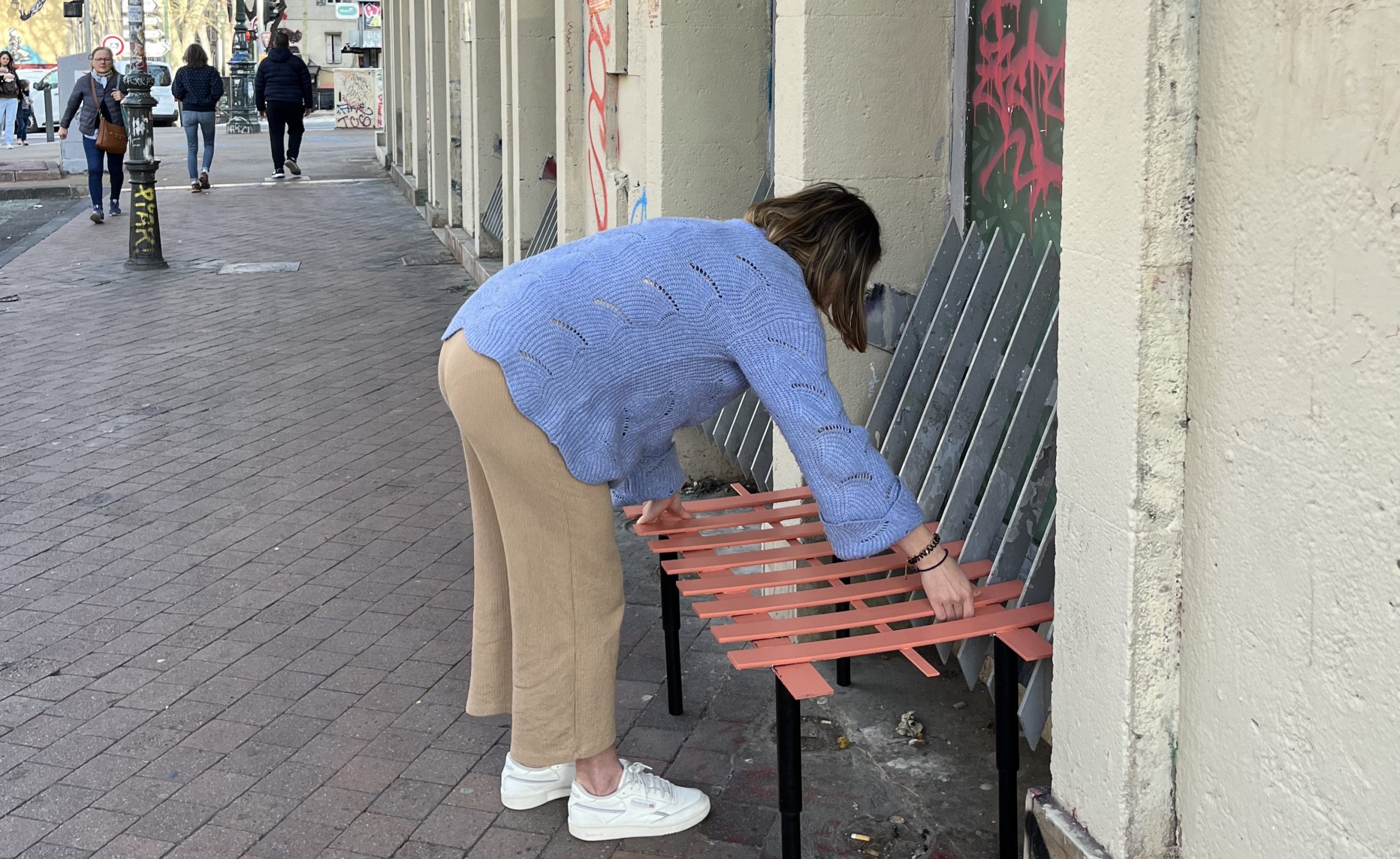 Caroline a imaginé une œuvre éphémère pour dénoncer les dispositifs anti-SDF. (Photo : Ellissar Mokadim)