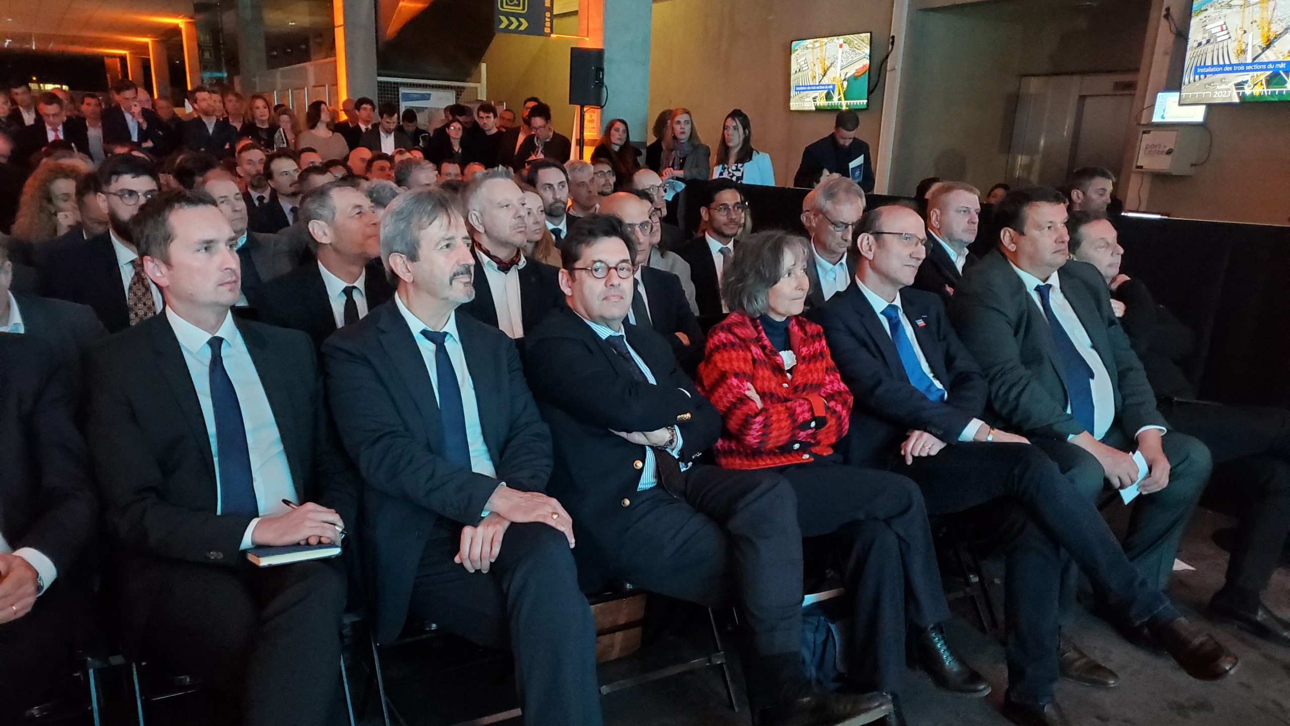 Le préfet de région, Georges-François Leclerc, entouré des acteurs économiques du projet Fos-Berre.
(Photo : PID)
