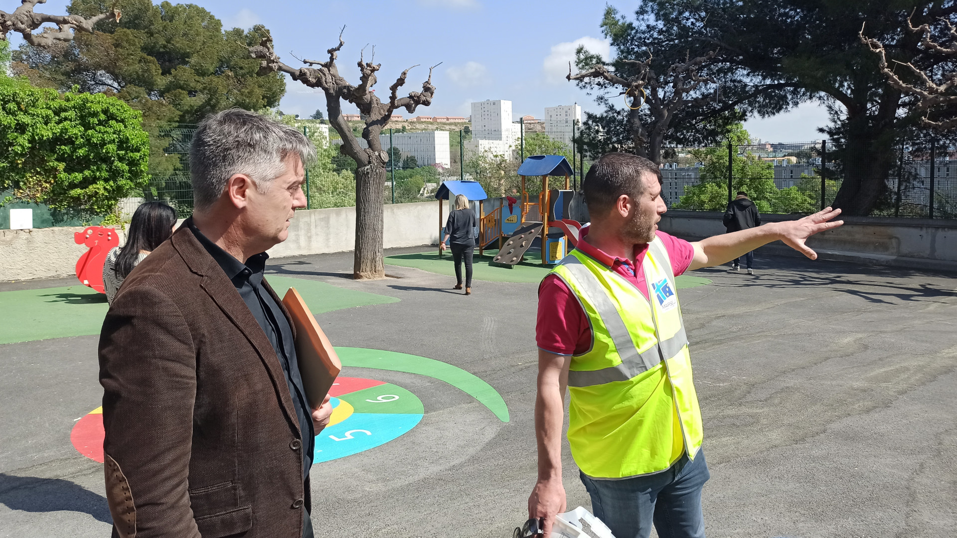 La cour provisoire de la maternelle propose désormais des jeux adaptés aux minots qui la fréquentent.