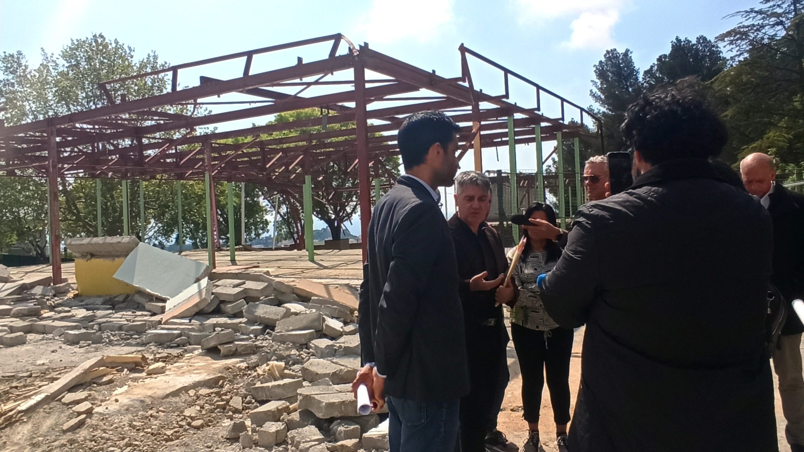 Élus et techniciens présentent la suite des opérations, sur le site laissé en l