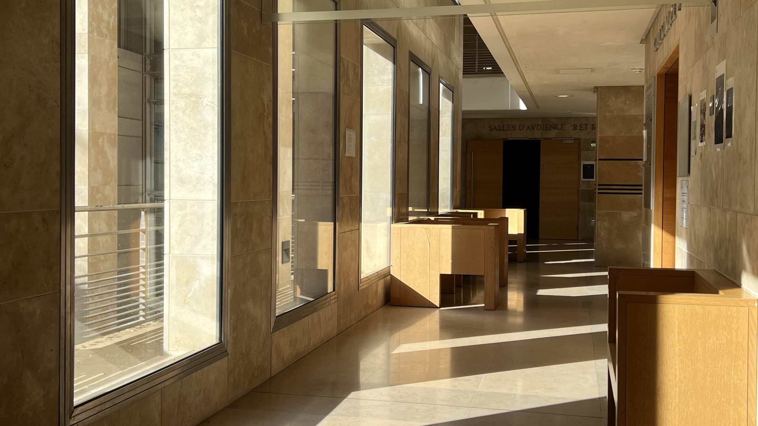 Couloir du palais Monclar, à Aix-en-Provence, qui abrite la cour criminelle. (Photo : CMB)