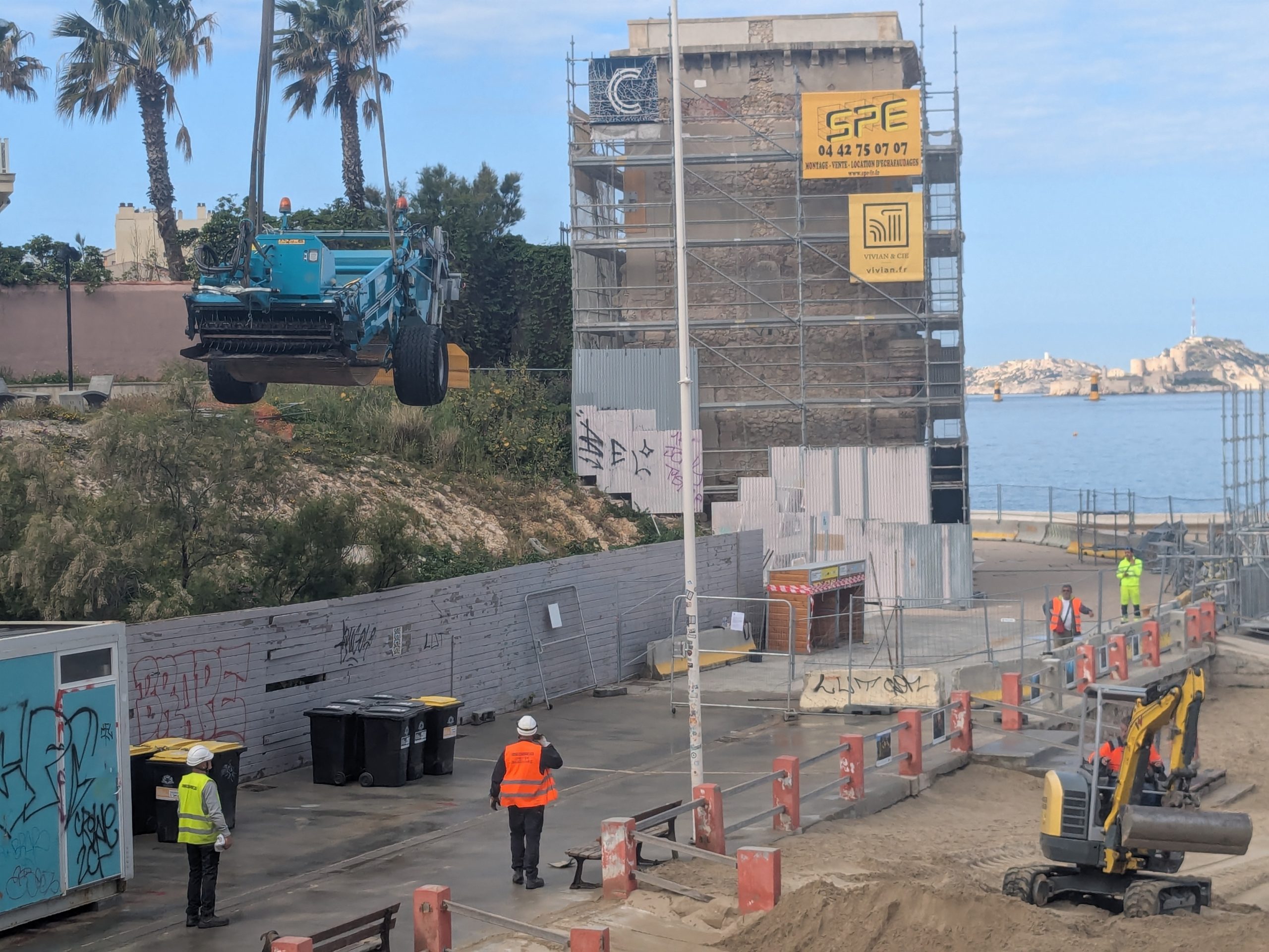 Une tamiseuse déposée par grue restera sur place durant toute la saison. Photo : Violette Artaud