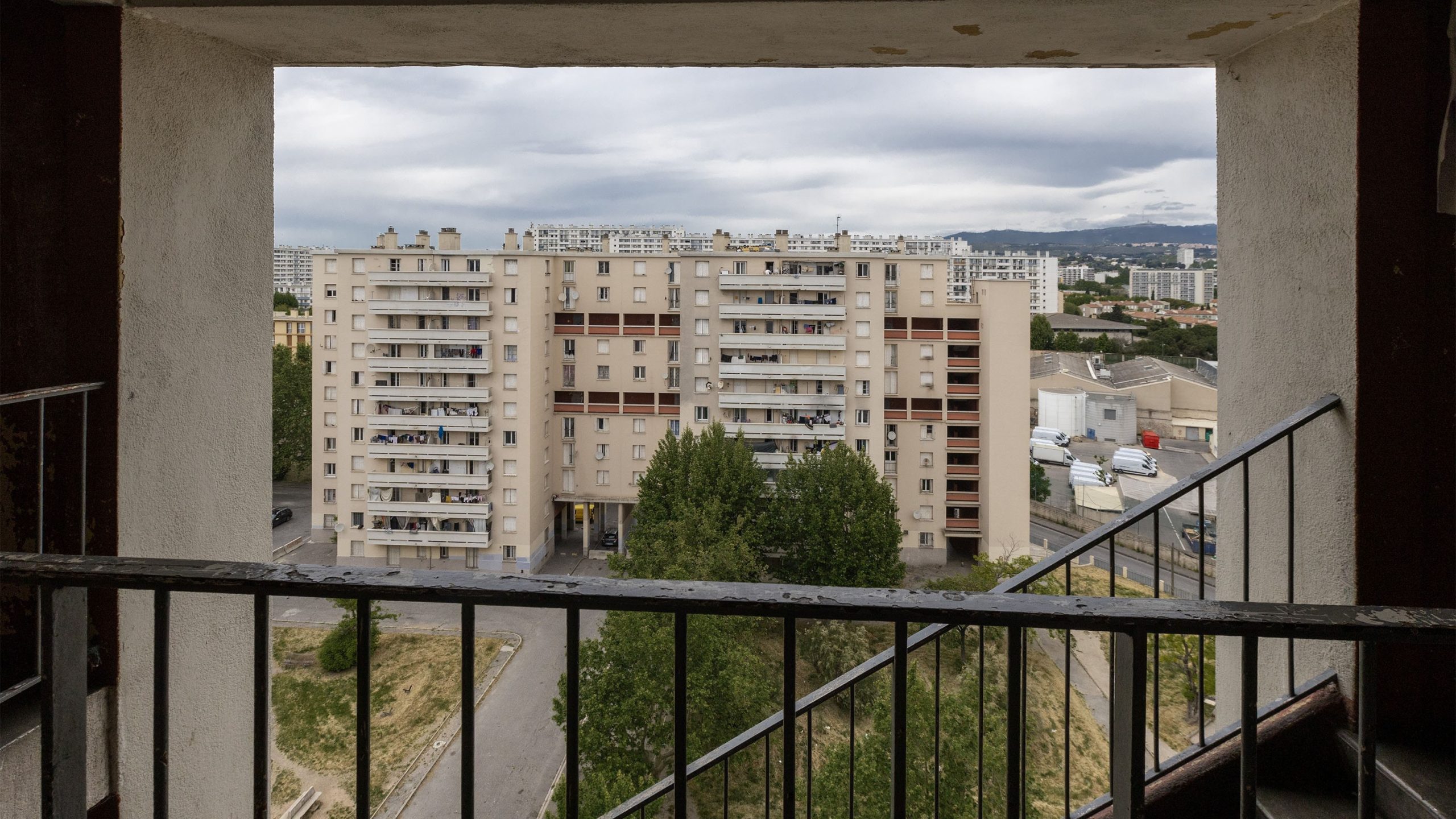 Le bâtiment I, vu depuis le bâtiment J des Rosiers. Il y a deux escaliers pour 78 logements. (Photo : Emilio Guzman)