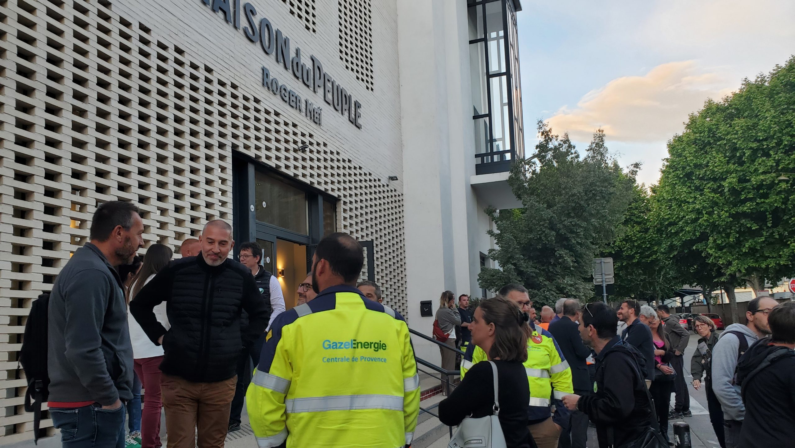 Sur le parvis de la Maison du peuple de Gardanne, à la sortie de la réunion publique sur les approvisionnements de la centrale. (Photo : PID)