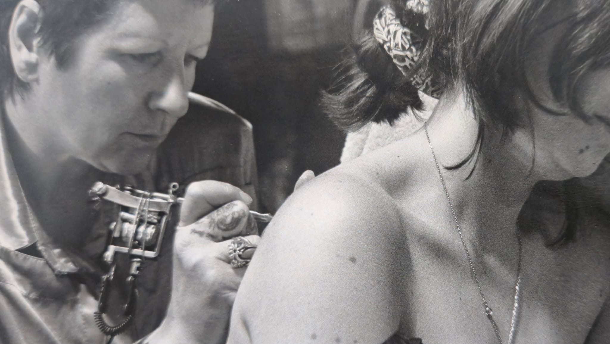Monique en pleine séance de tatouage, dans les années 1990.