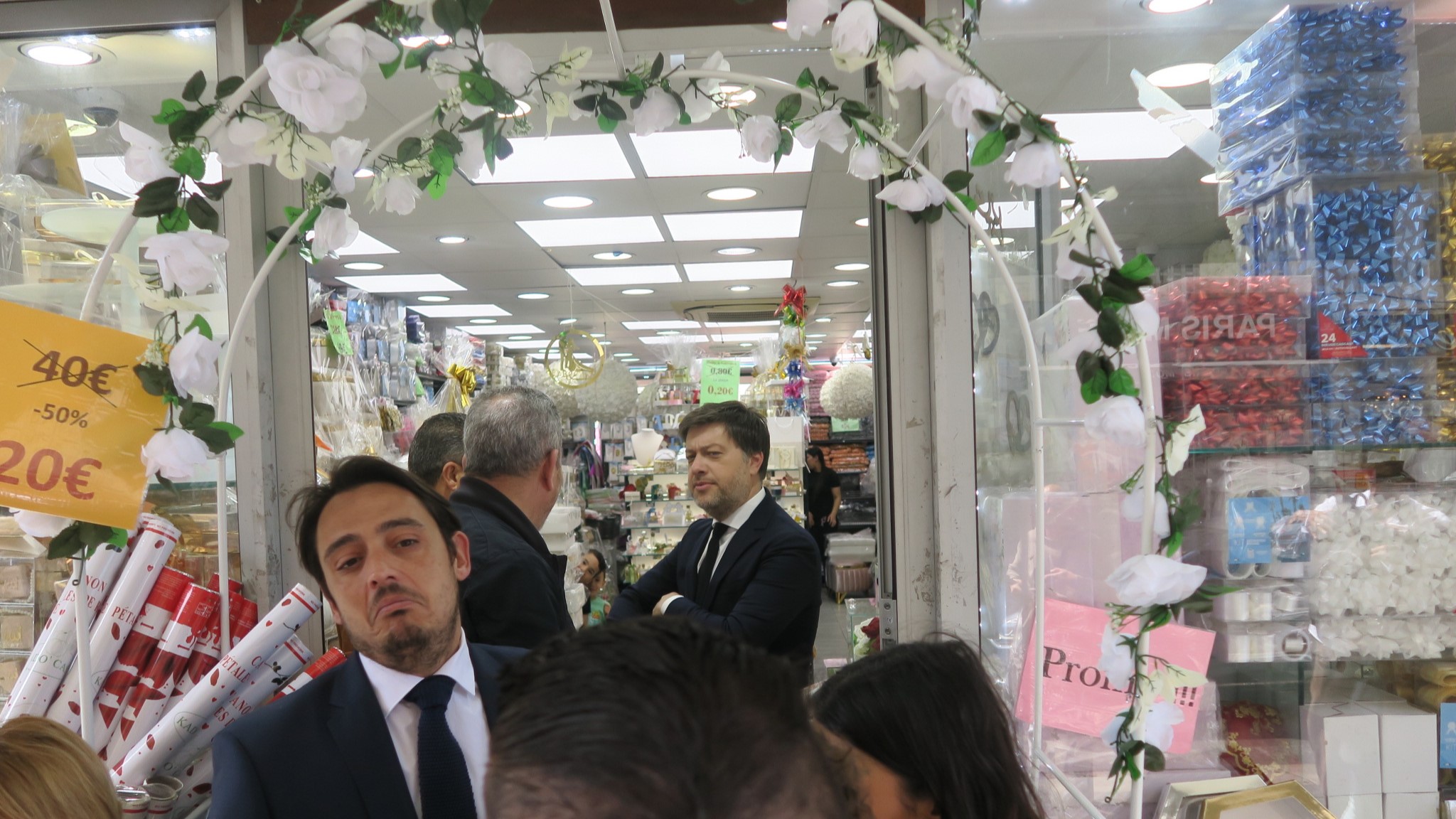 Benoît Payan et Anthony Krehmeier visitent un magasin spécialisé dans les décorations de mariage. (Photo : B.G.)