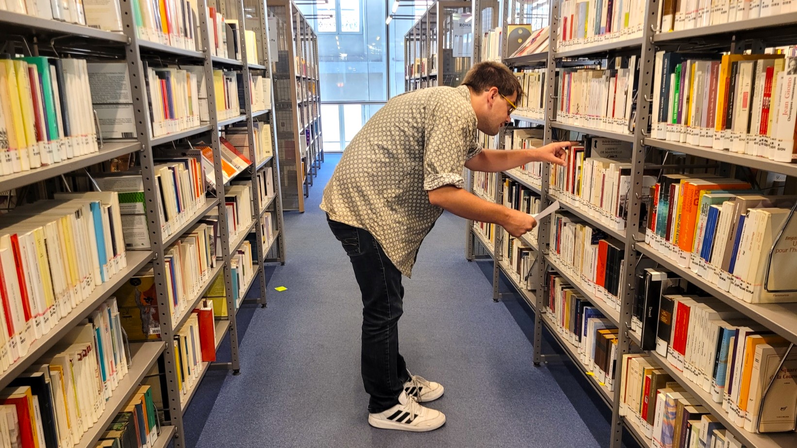 Charlie-Camille Flores, directeur de la bibliothèque. (Photo : Marius Rivière) 