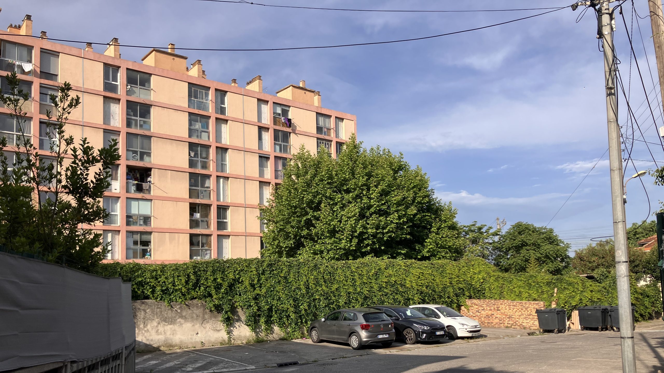 Un immeuble rue de la Pépinière depuis la cité-jardin des Chutes-Lavie. (Photo : VG)