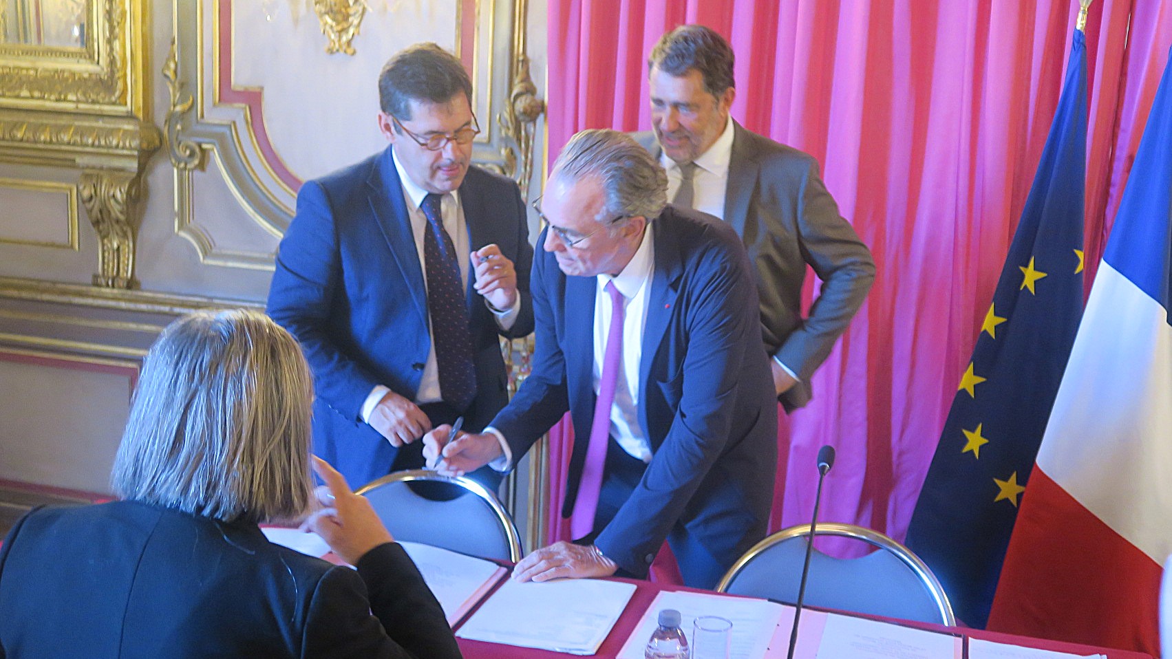 Renaud Muselier, Christophe Castaner et Georges-François Leclerc signent la convention financière. (Photo : B.G.)