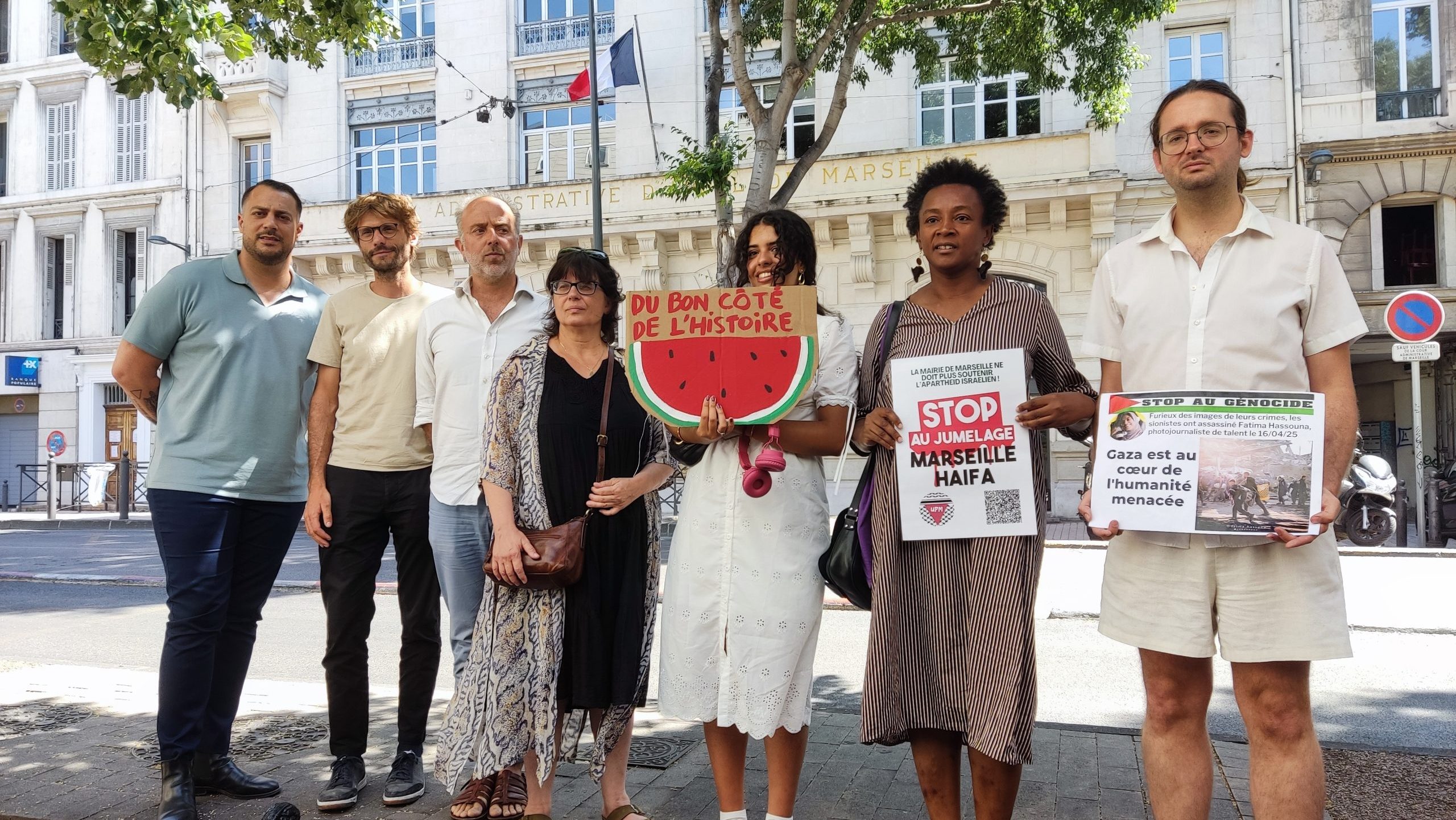 Les opposants au jumelage de Marseille avec Haïfa, avant leur point presse. (Photo : VG)