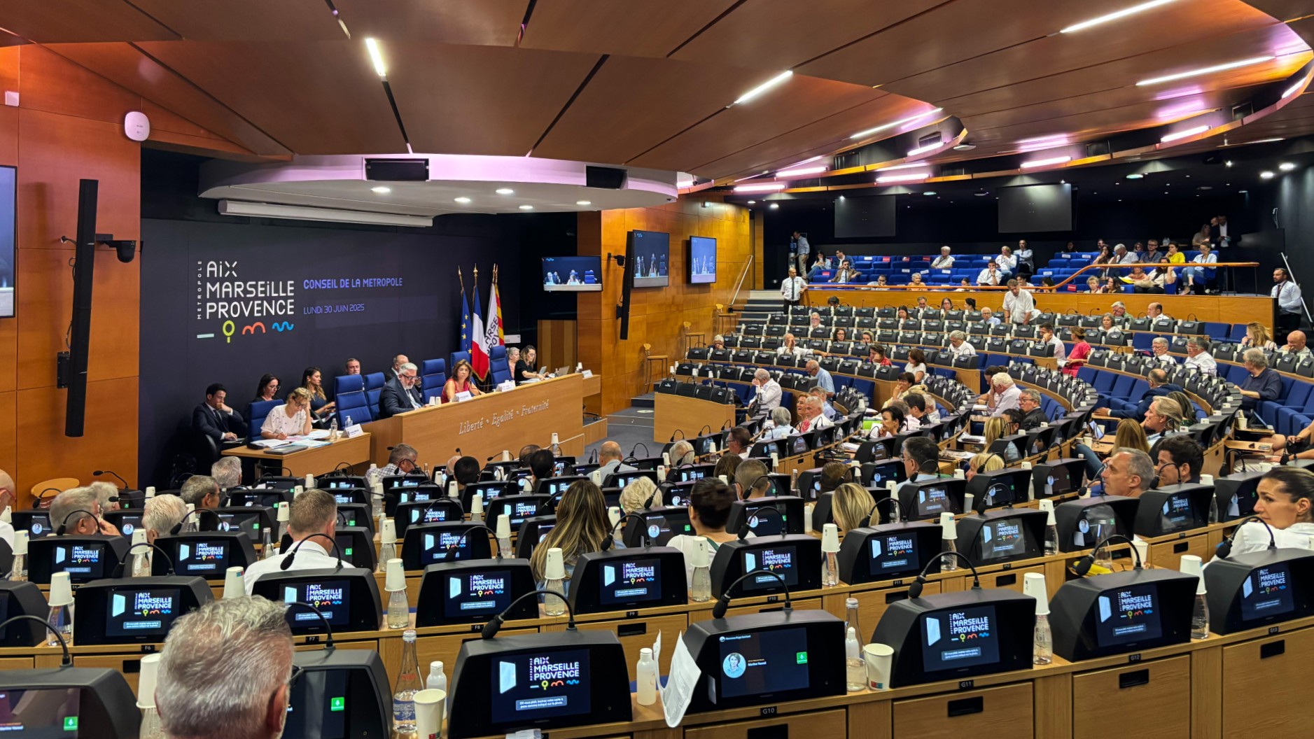 Patrick Amico se levant pour demander la parole au conseil métropolitain. (Photo : ML)