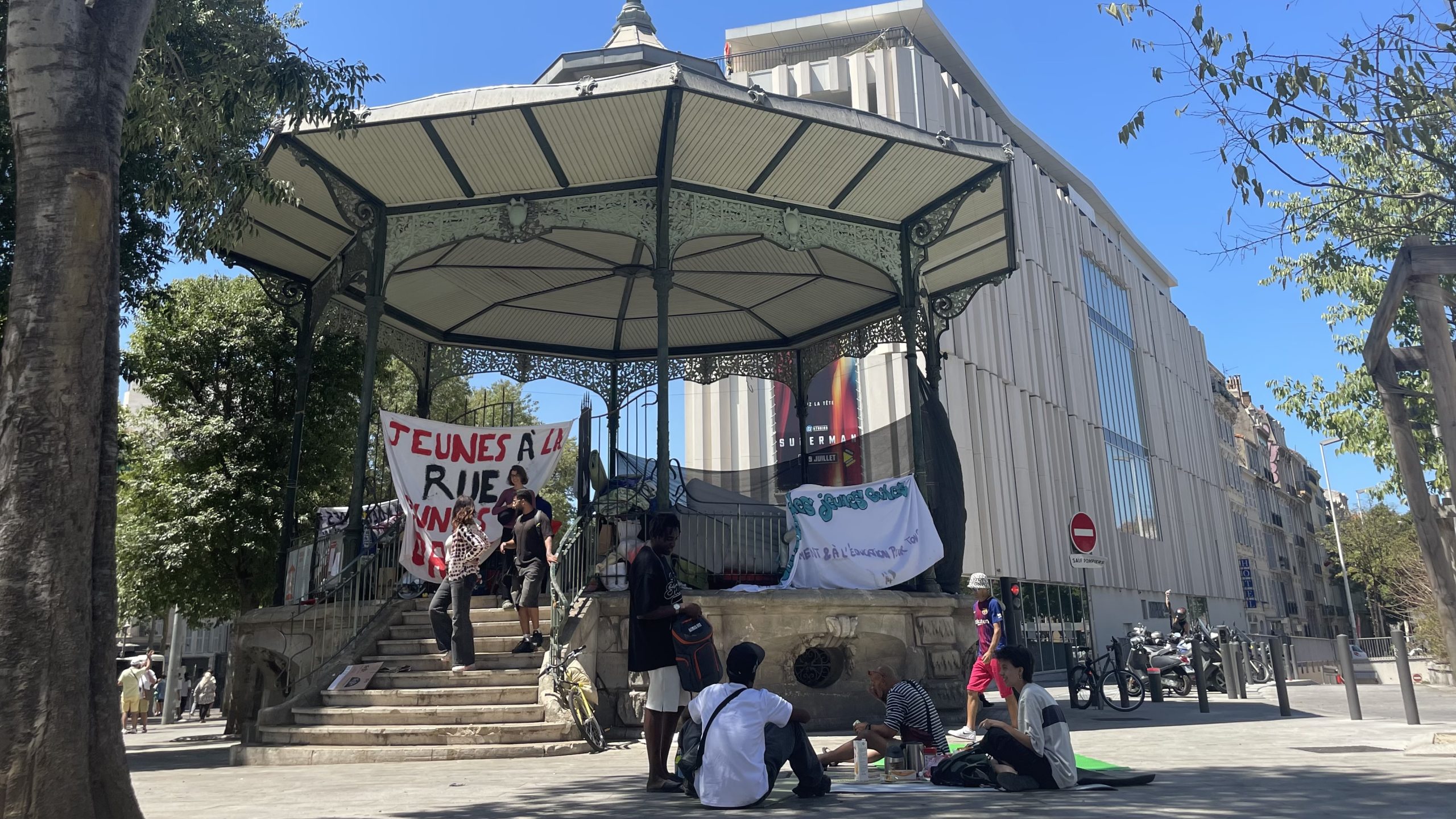 40 jeunes isolés du collectif Binkadi occupent le kiosque des Réformés. (Photo : E.S.)