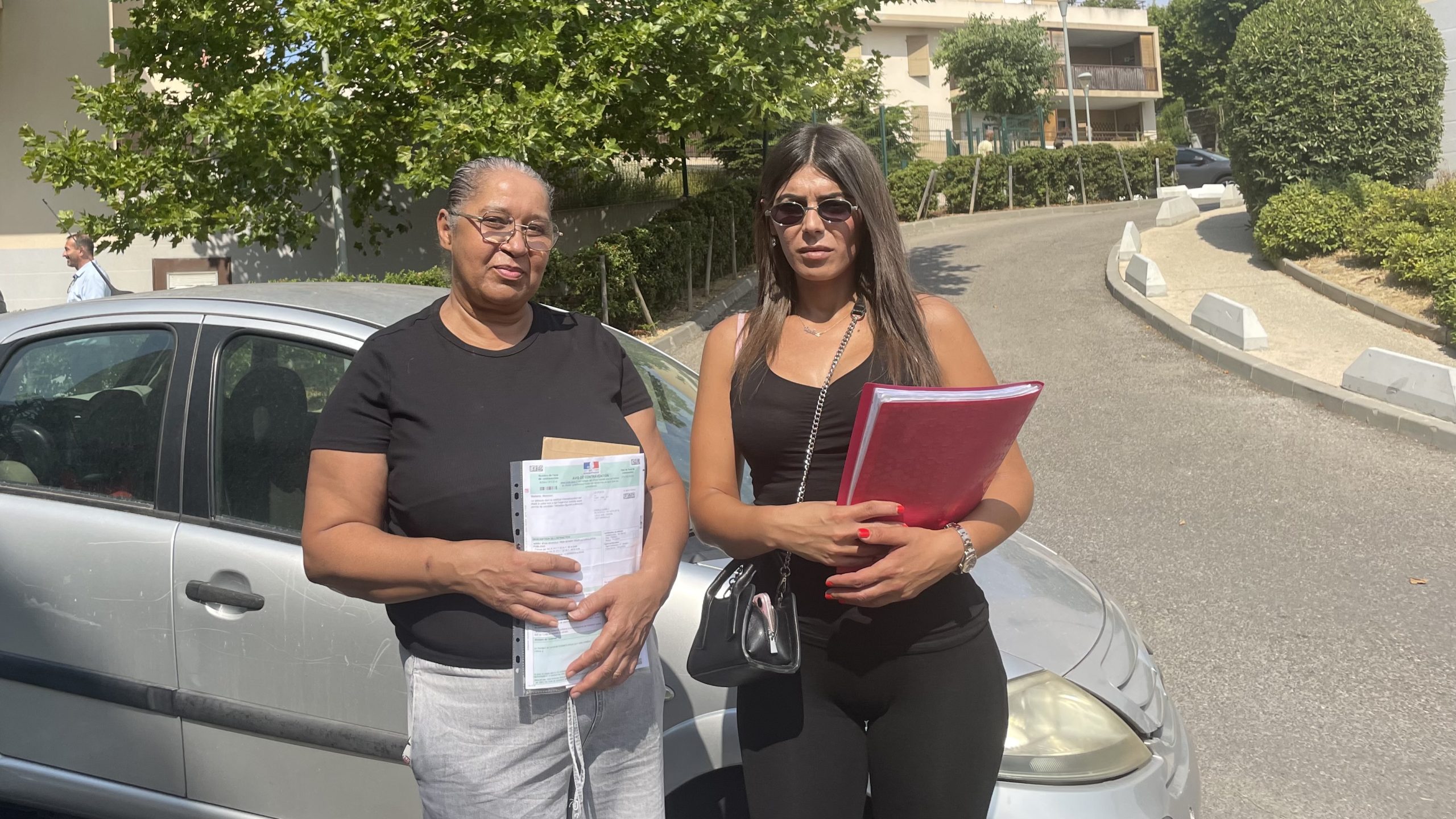 Les résidentes de Cap Vista, Djamila et Halima, dénoncent des verbalisations en forme de "harcèlement". (Photo : E.S.)