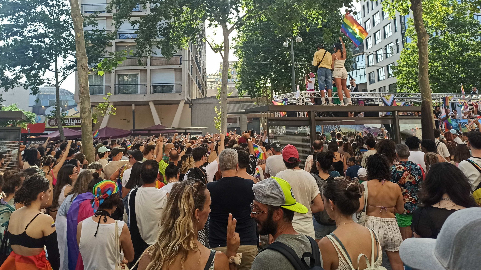 Beaucoup de poings levés pour la minute de silence marquée en cours de défilé.