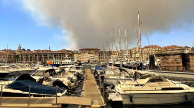 L'incendie des Pennes-Mirabeau, visible sur le Vieux-Port, le 8 juillet 2025. (Photo C.By.)