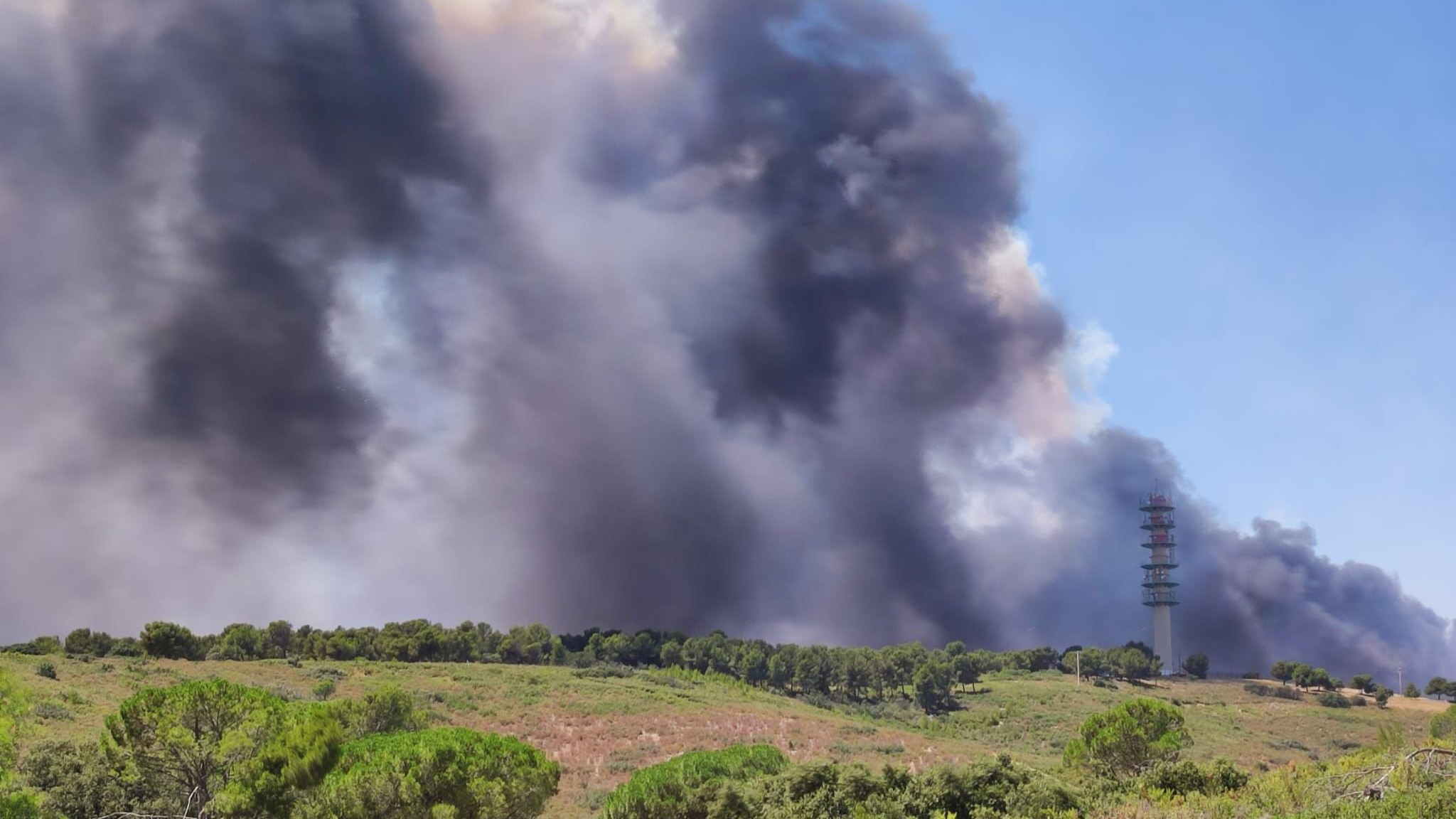 Le site Suez de Jas de Rhodes en feu, le 8 juillet 2025 vers 14 heures. (Photo : DR)