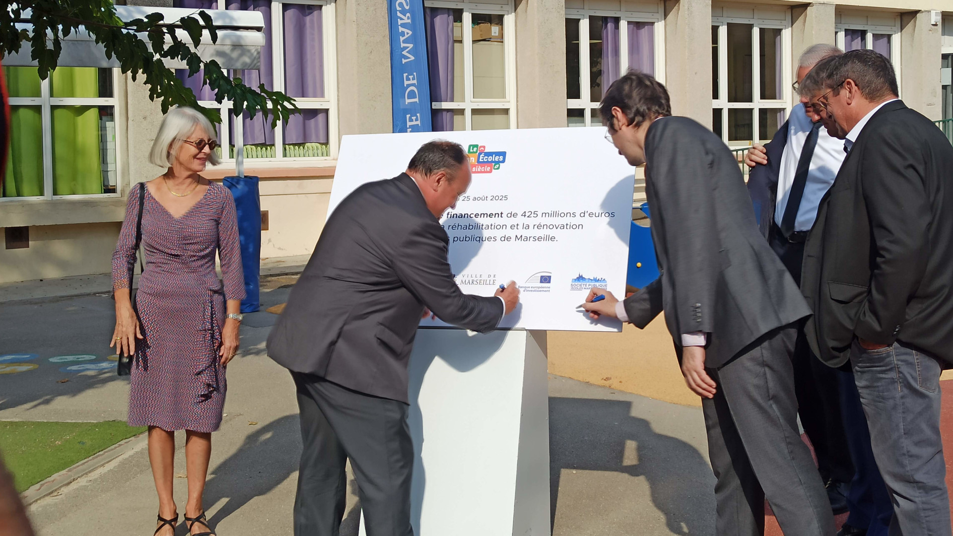 Signature symbolique par le vice-président de la Banque européenne d