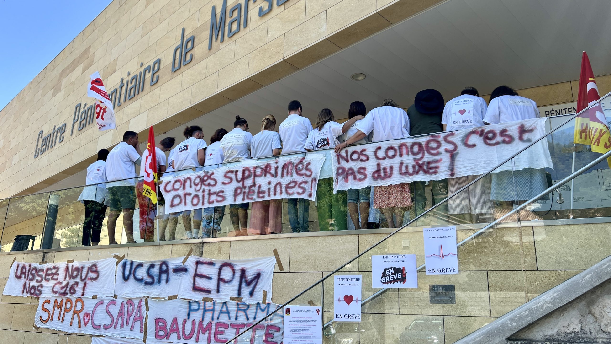 Le piquet de grève des agents hospitaliers devant les Baumettes, le 8 août 2025. (Photo : CMB)