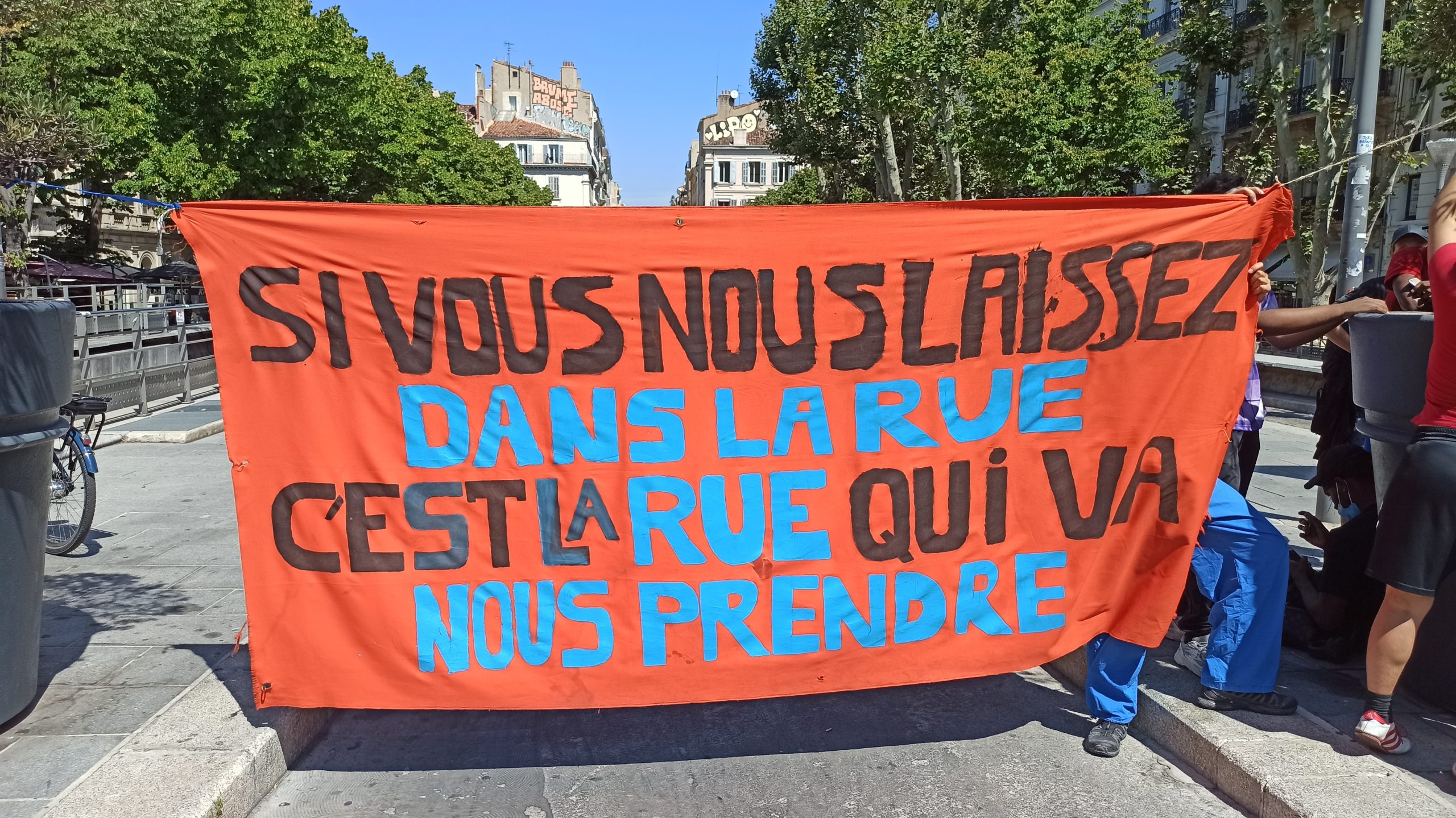 Des membres du collectif Binkadi devant la préfecture des Bouches-du-Rhône. (Photo : RZ)