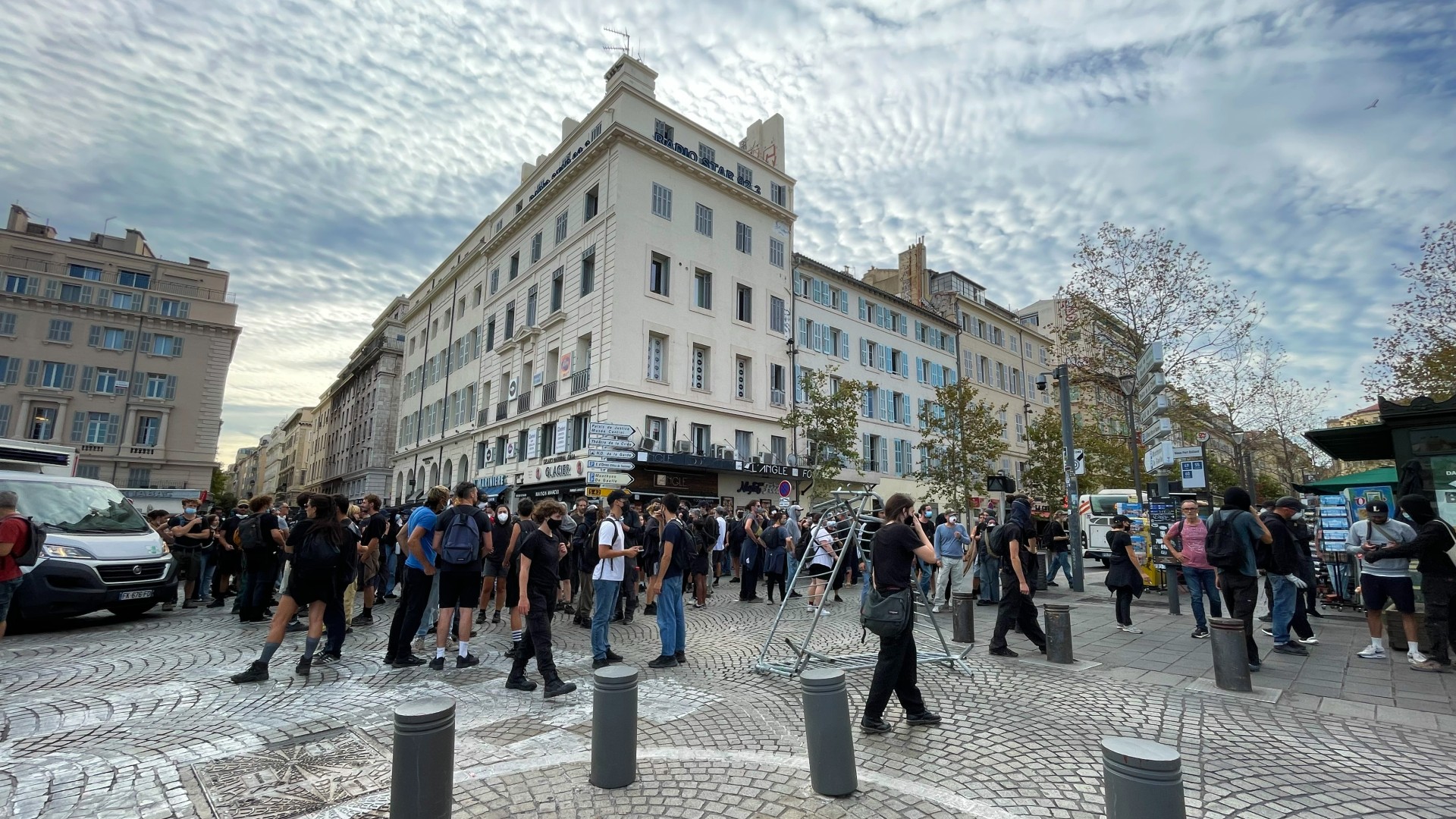 Des manifestants du mouvement "Bloquons tout", le 10 septembre 2025, sur le Vieux-Port à Marseille. (Photo : CBy.)