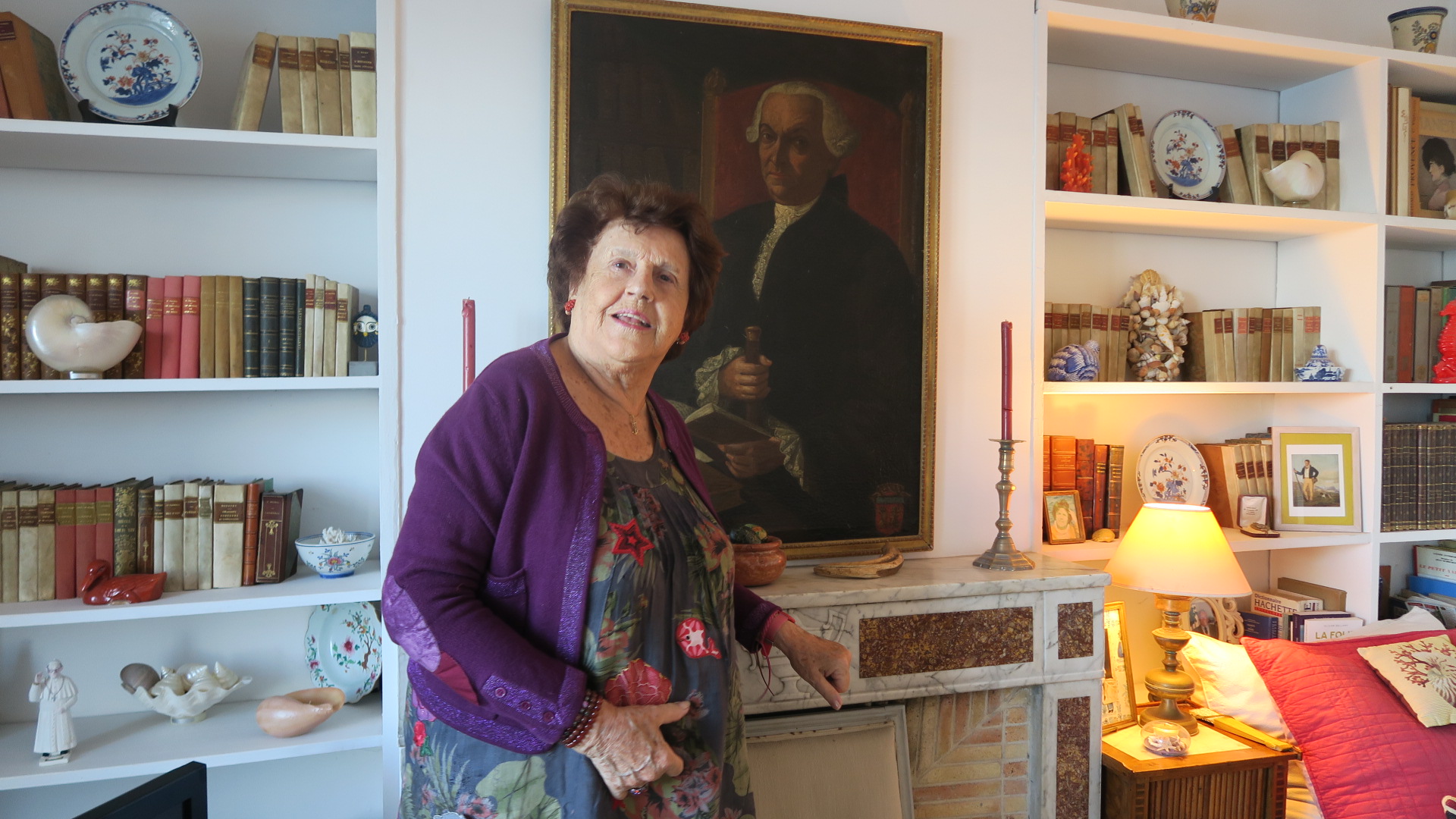 Françoise de Boisfleury pose devant le portrait de son ancêtre. (Photo : B.G.)
