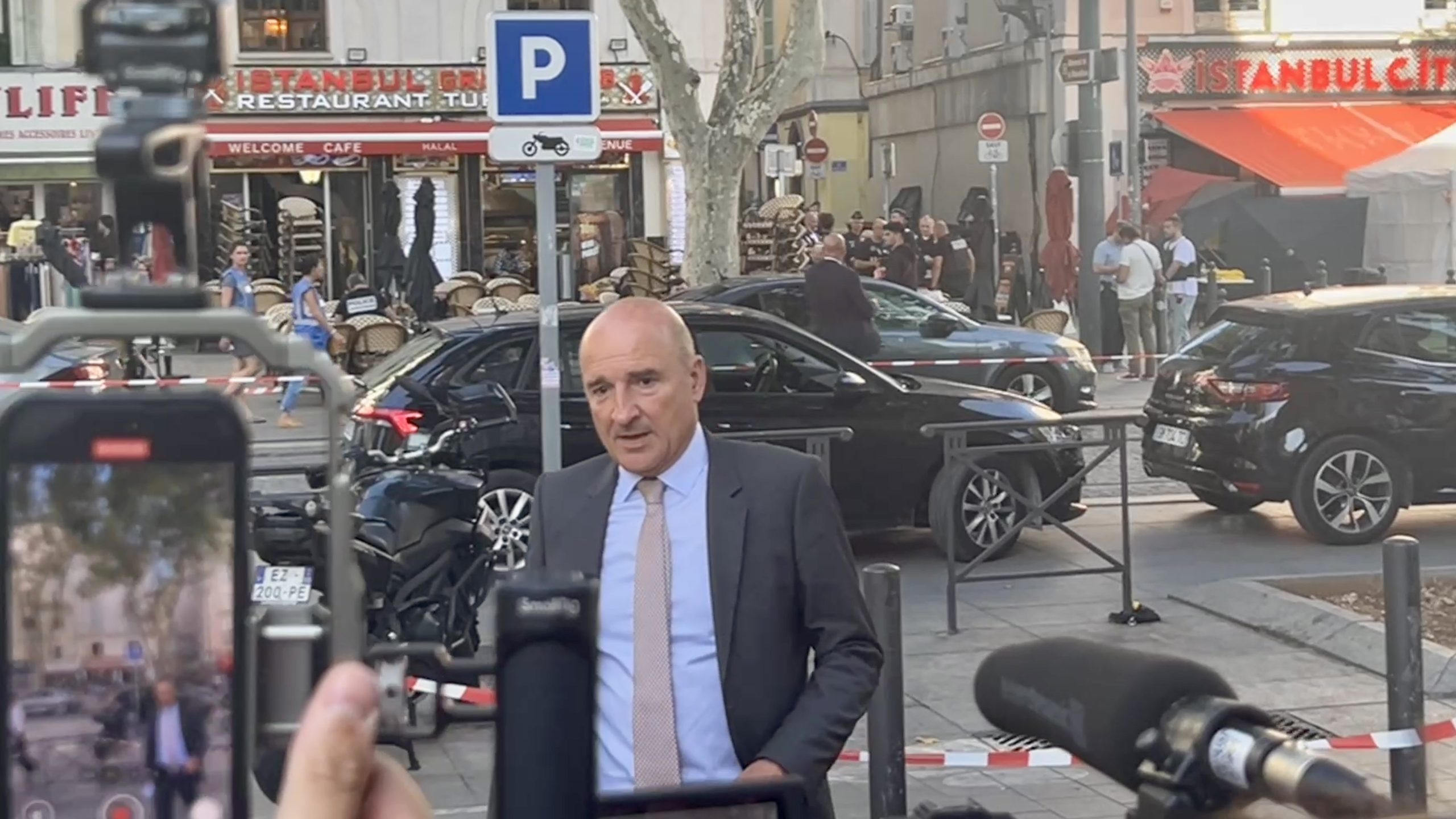 Le procureur de Marseille Nicolas Bessone sur le cours Belsunce après l