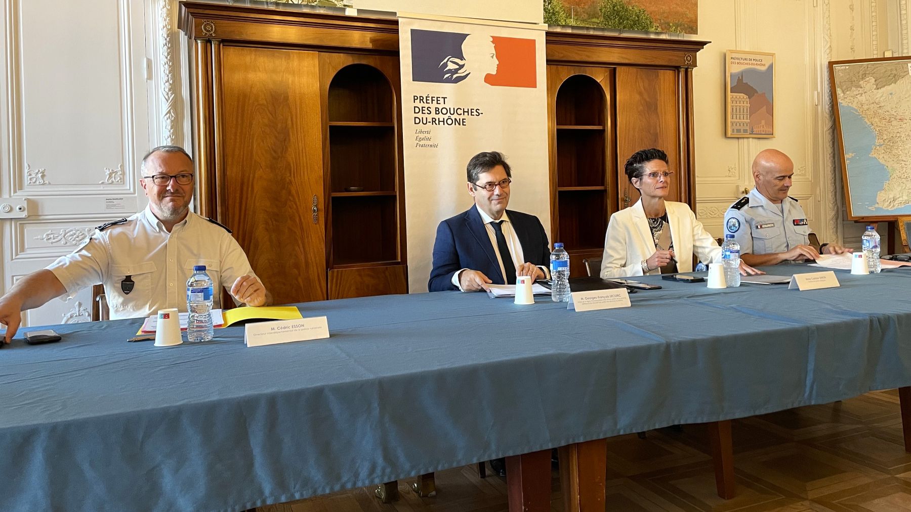 Au centre, le préfet Georges-François Leclerc et la préfète déléguée à la sécurité Corinne Simon, le 25 septembre 2025. (Photo : C.By.) 