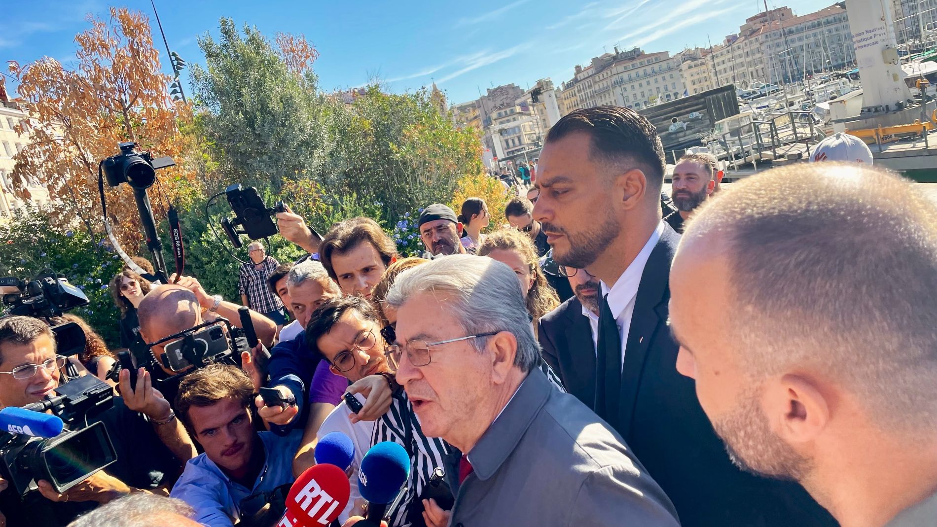 Jean-Luc Mélenchon (leader de La France insoumise), entouré des députés de Marseille, Sébastien Delogu et Manuel Bompard (LFI), lors de la manifestation du 18 septembre 2025, à Marseille. (Photo : C.By.)