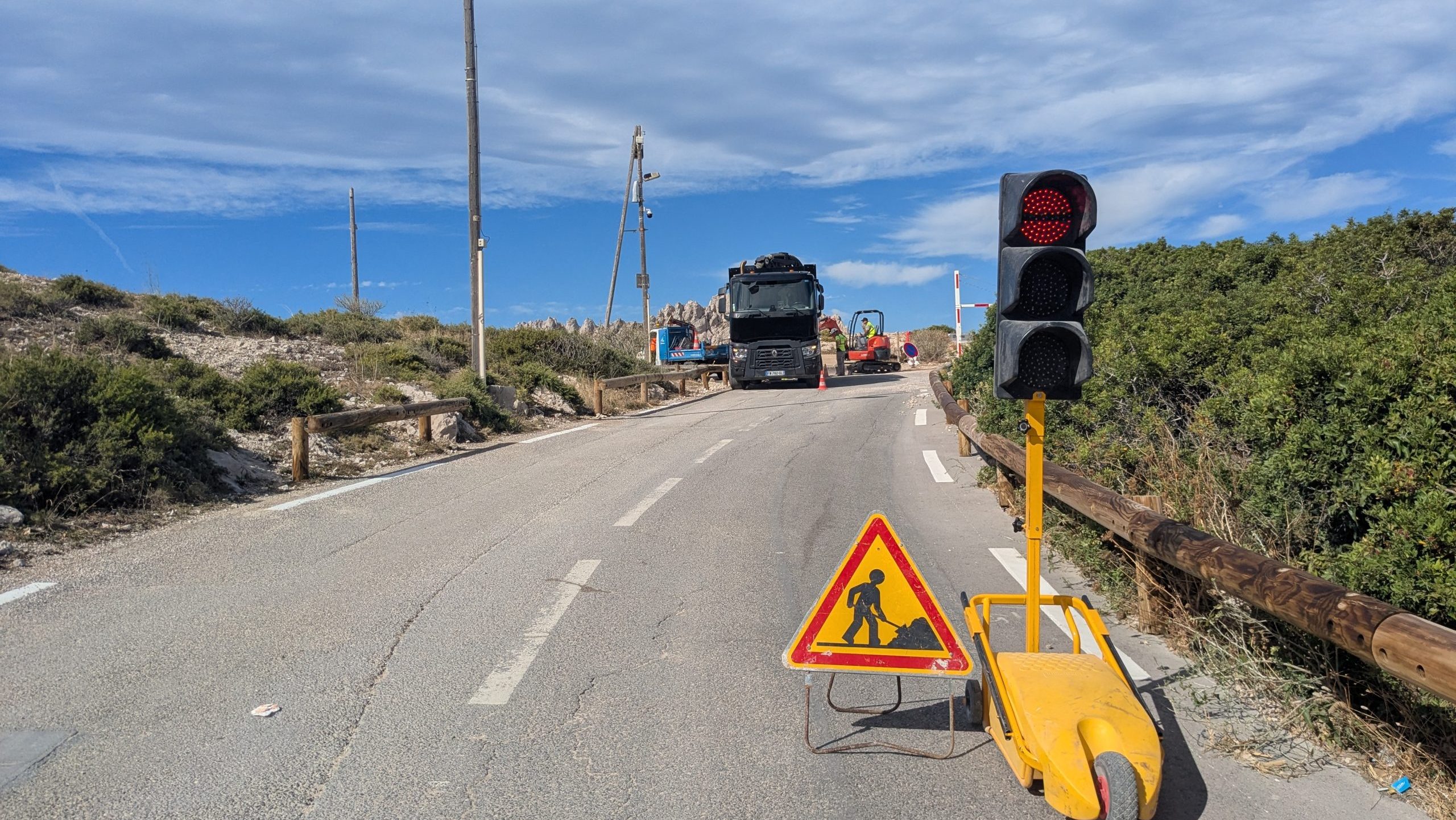 Circulation alternée en amont du parking Napoléon, base de vie principale du chantier. (Photo : V.A.)