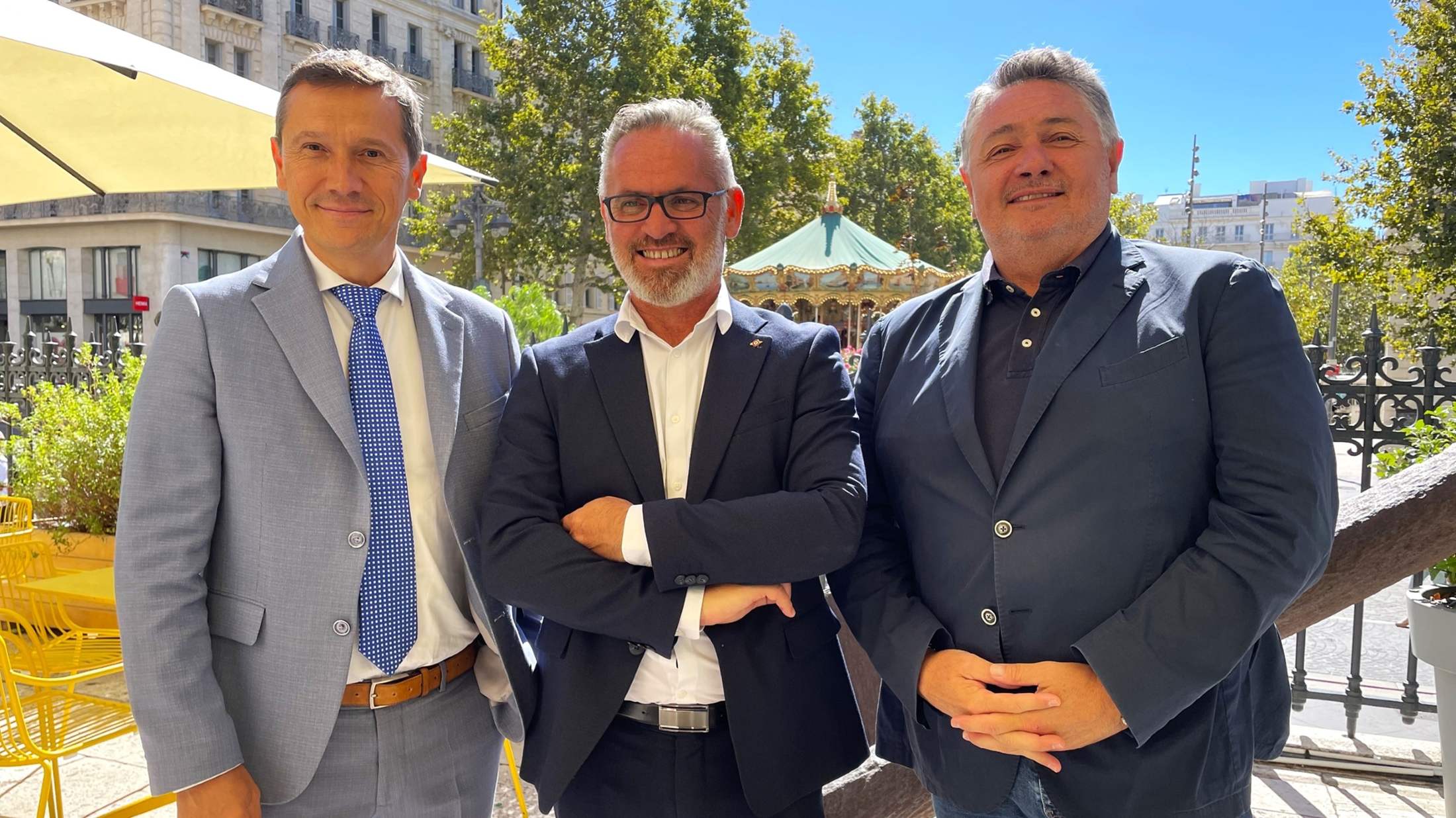 Les élus RN, Cédric Dudieuzère, Jean-Baptiste Rivoallan entourent le maire de Rognac. (Photo C.By.)