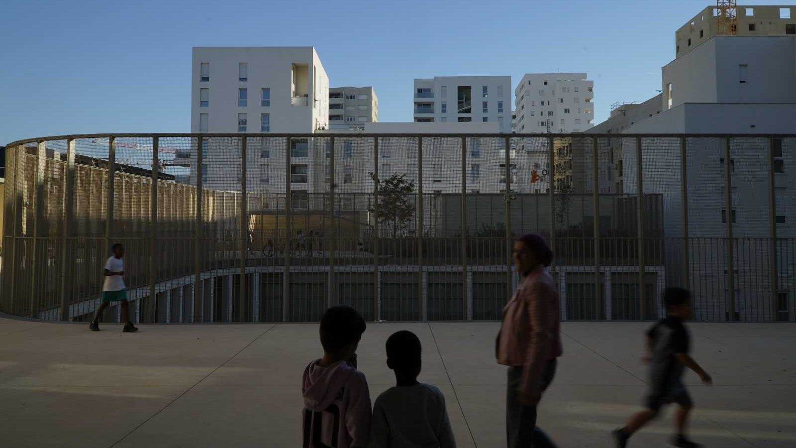 Des enfants jouent sur le toit de l