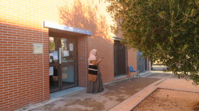 À l'entrée de la maison départementale de la solidarité des Flamants (14è), la porte est close, un mot est laissé avec un numéro pour joindre les agentes.