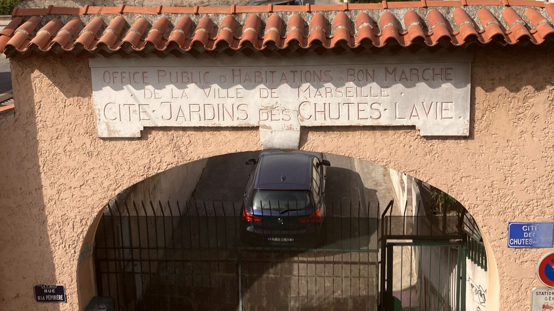Le portail de la rue de la Pépinière donnant sur la cité-jardin des Chutes-Lavie. (Photo : V.G.)