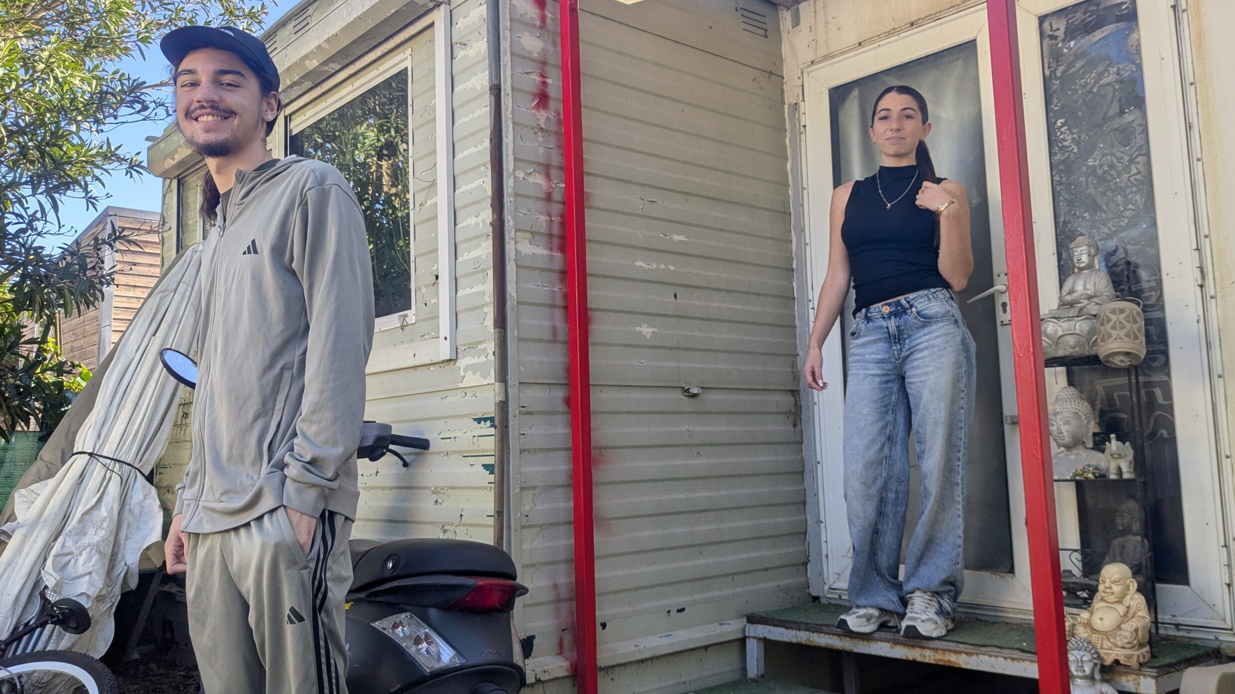 Louane et Charly, 19 et 18 ans, devant leur mobile home. (Photo : VA)