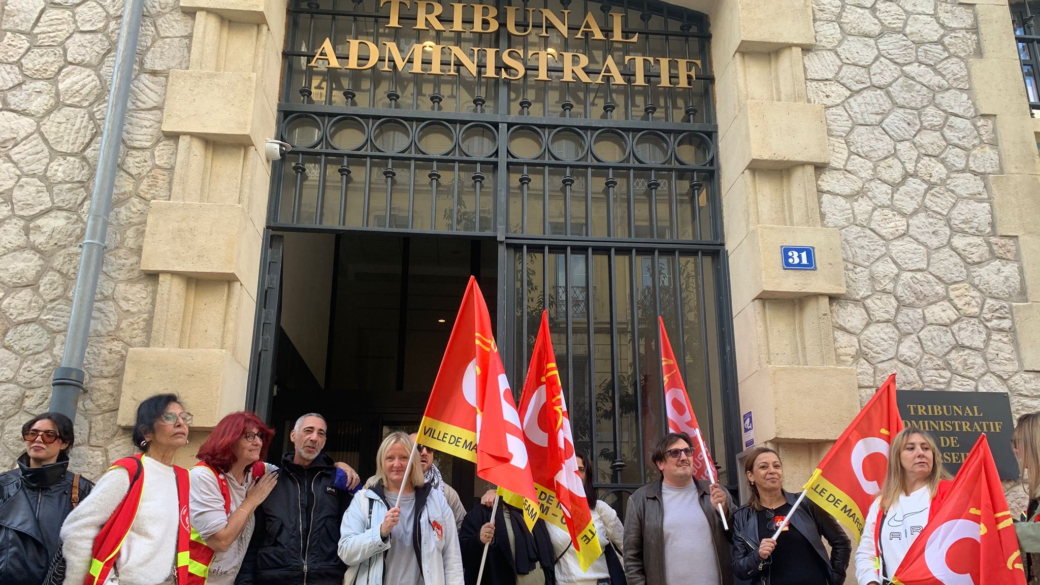 Devant le tribunal administratif, des agents municipaux rassemblés en soutien aux fossoyeurs sanctionnés par la Ville. (Photo : QM)